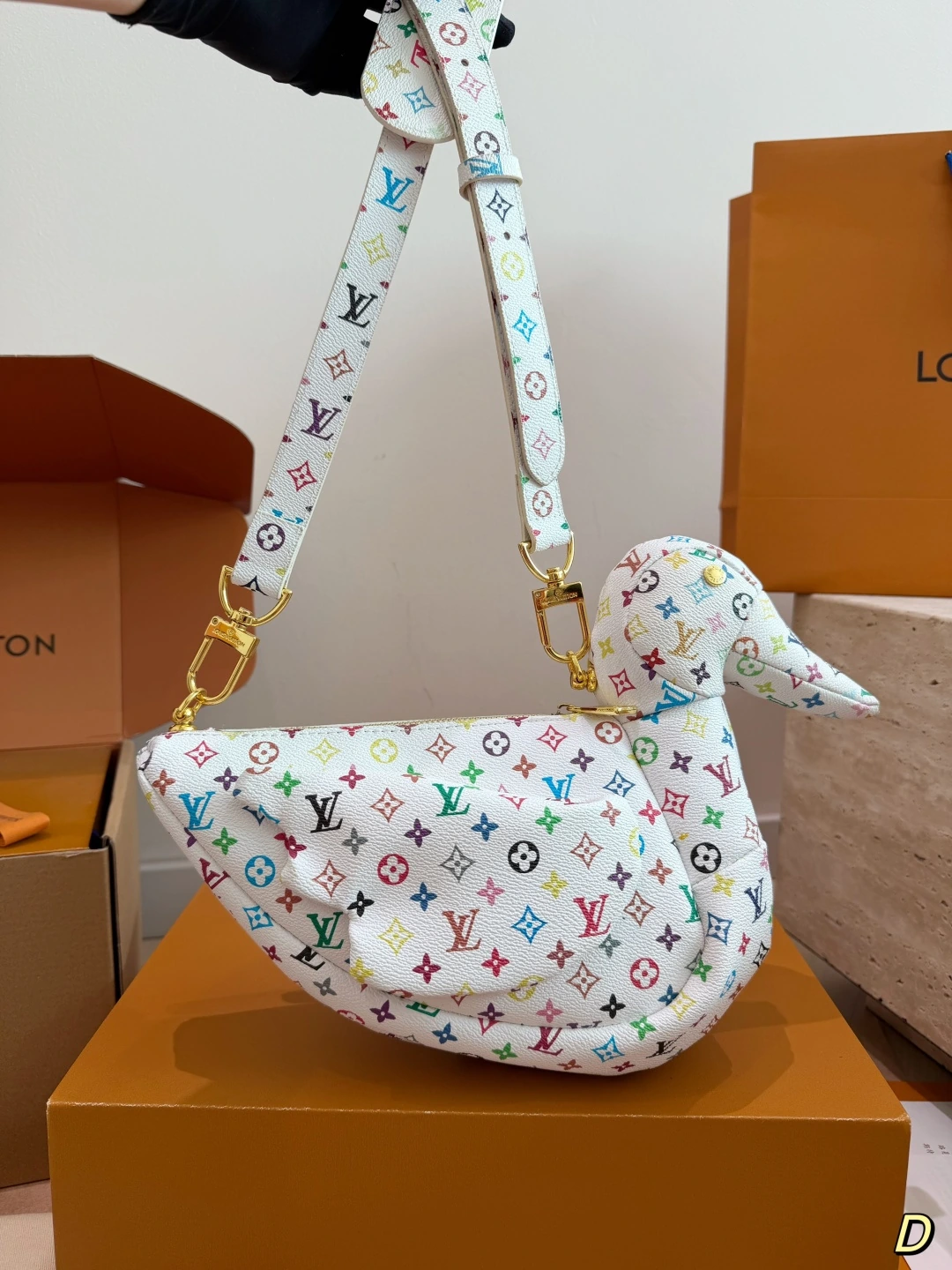Louis Vuitton(ルイ・ヴィトン / LV) Nigo Monogram・肩掛け・斜め掛け・メタルパーツ アイテム。 素材:キャンバス。 ボックス付き