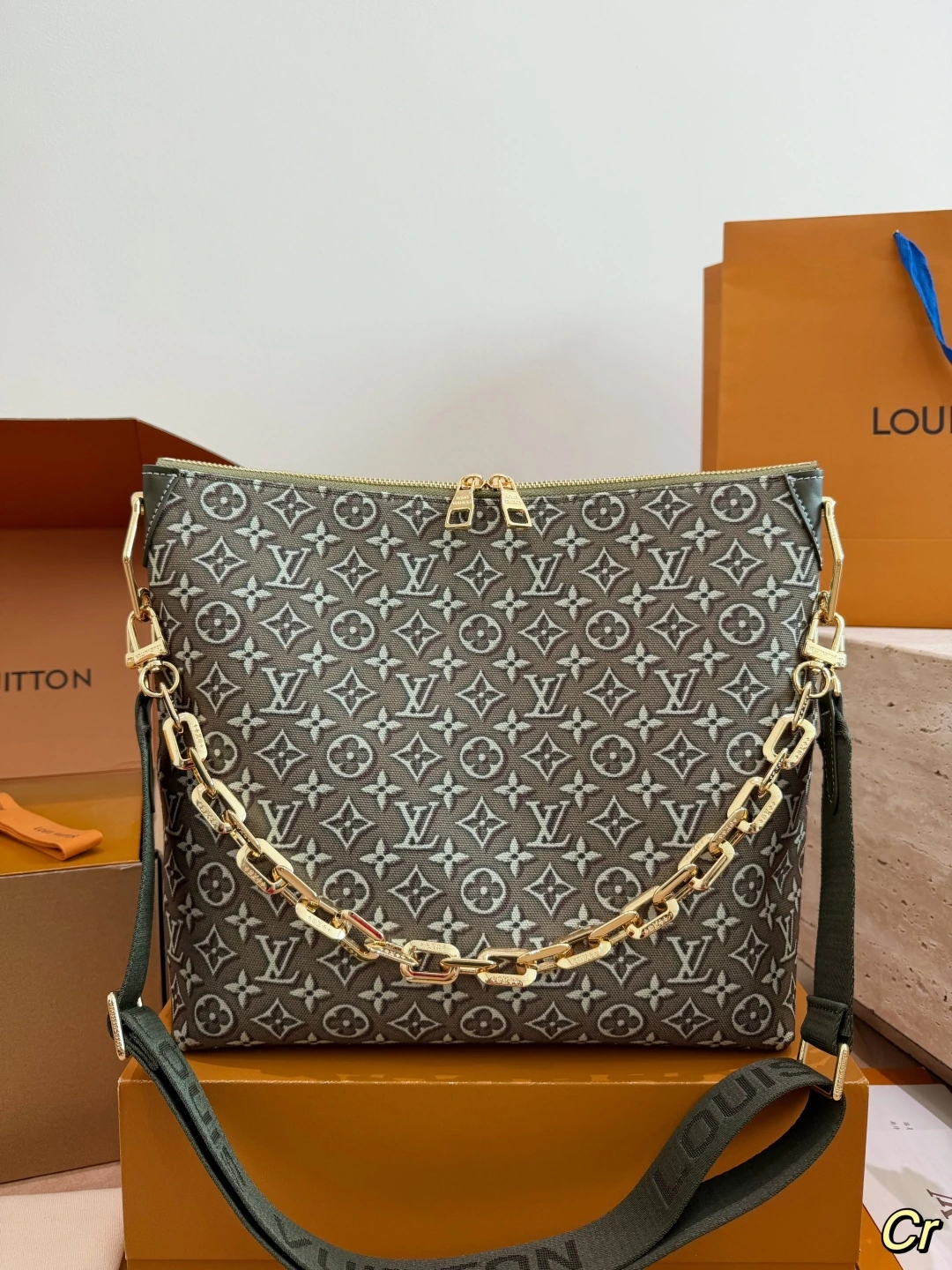 Louis Vuitton(ルイ・ヴィトン / LV) Monogram ヴィンテージ風・合わせやすい・Monogram・肩掛け・斜め掛け テーラードジャケット。 素材:キャンバス
