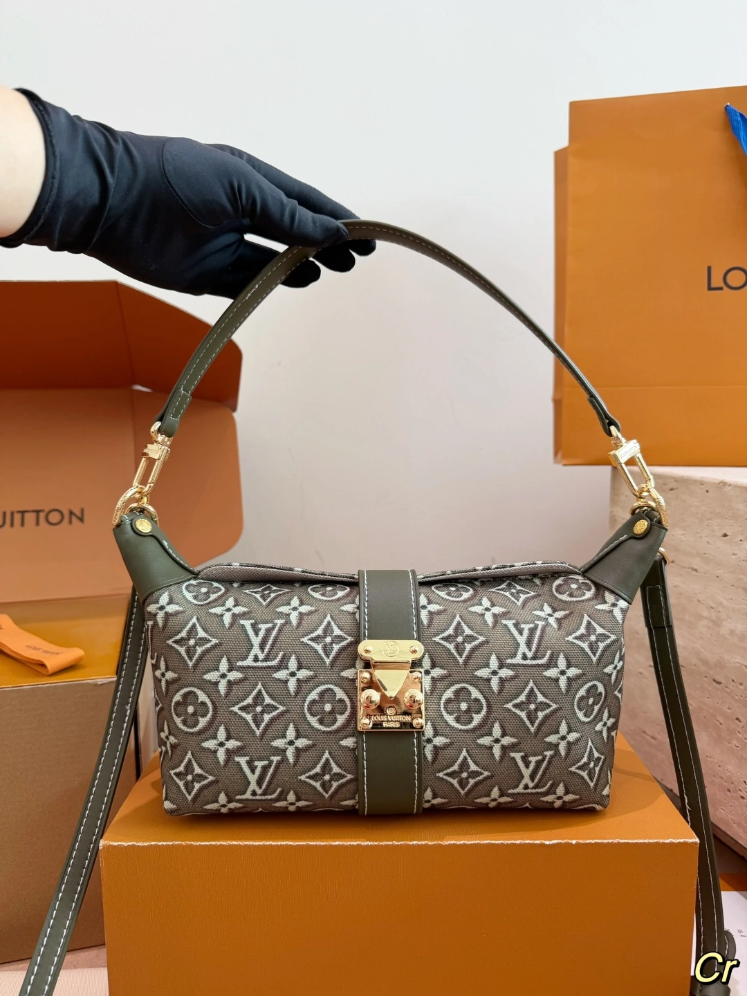 Louis Vuitton(ルイ・ヴィトン / LV) 春夏 Pochette Mia Monogram 合わせやすい・Monogram・手持ち バッグ。 素材:カーフスキン・キャンバス