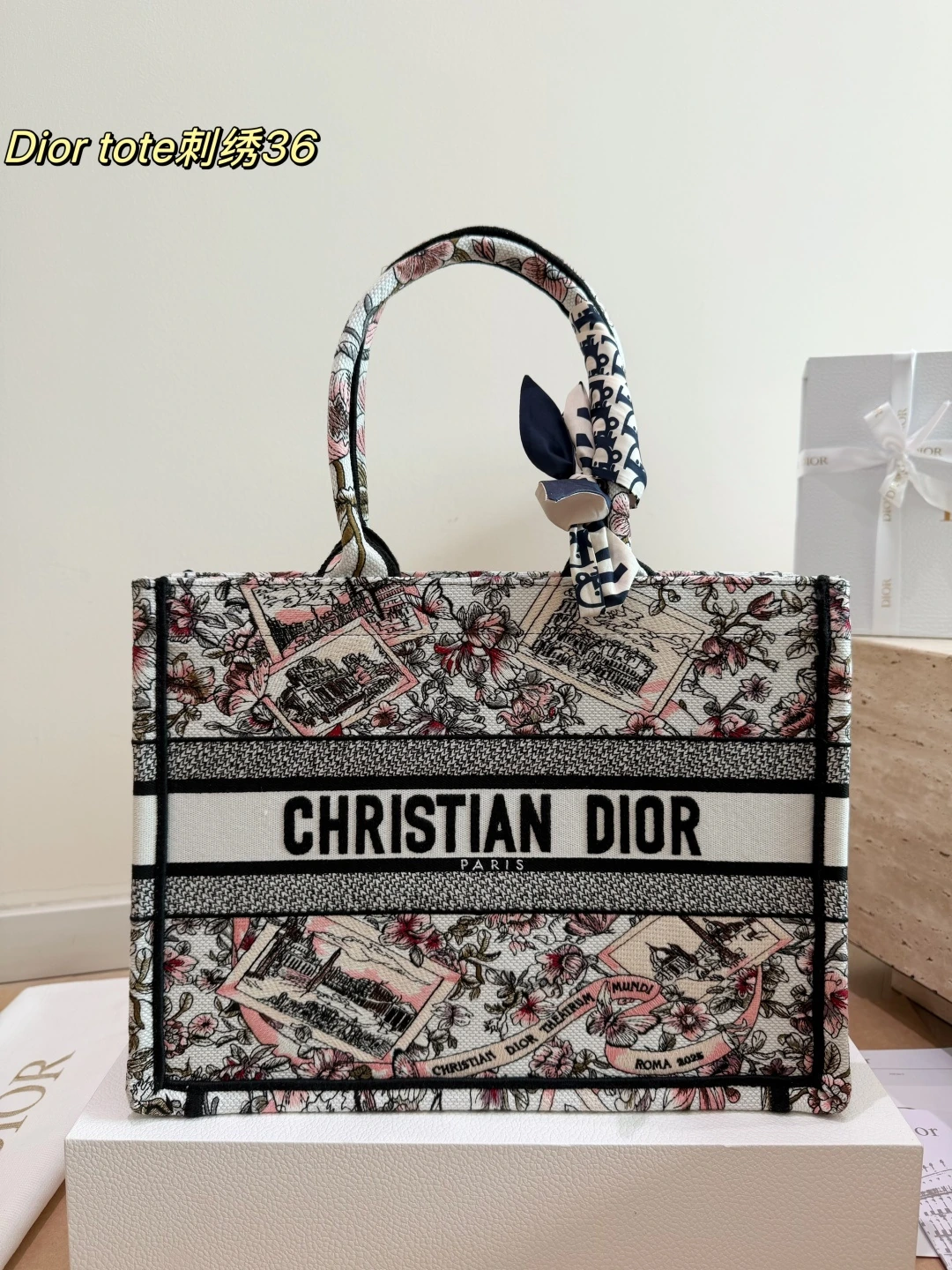 Dior(ディオール) CDBooktote25 刺繍 トートバッグ。 サイズ:35×28 cm。 ボックス付き