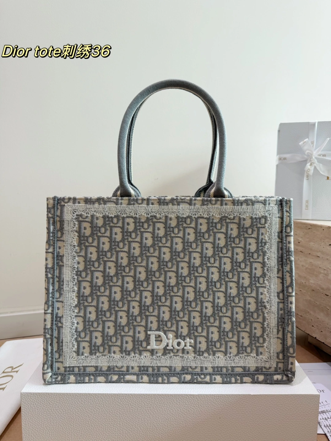 Dior(ディオール) CDBooktote25 刺繍 トートバッグ。 サイズ:35×28 cm。 ボックス付き
