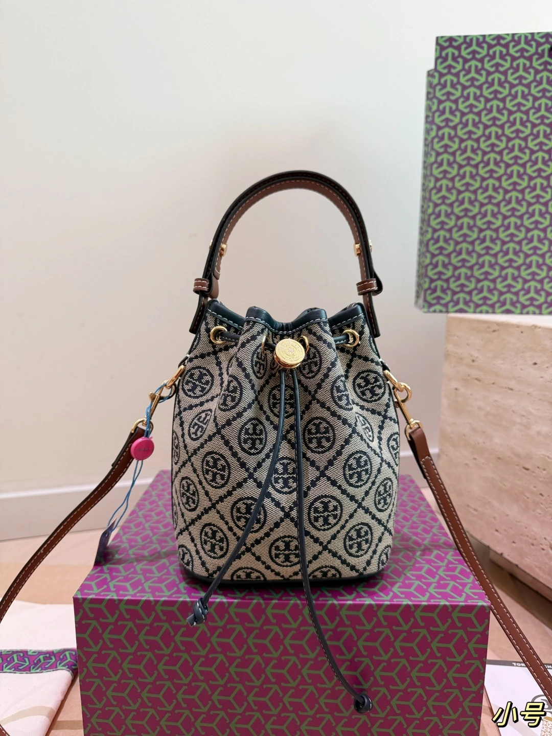 Tory Burch(トリー バーチ) ヴィンテージ風・合わせやすい・ドローストリング・Monogram・キルティング・取り外し可能・斜め掛け・手持ち バケットバッグ。 ボックス付き