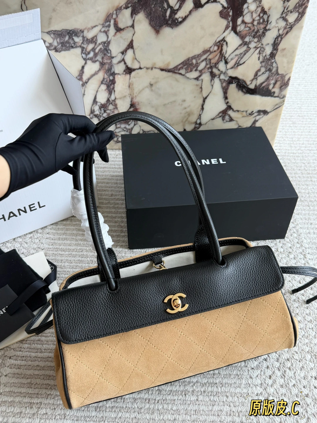 CHANEL(シャネル) Jennie バゲットバッグ。 素材:カーフスキン。 サイズ:30×16cm。 ボックス付き