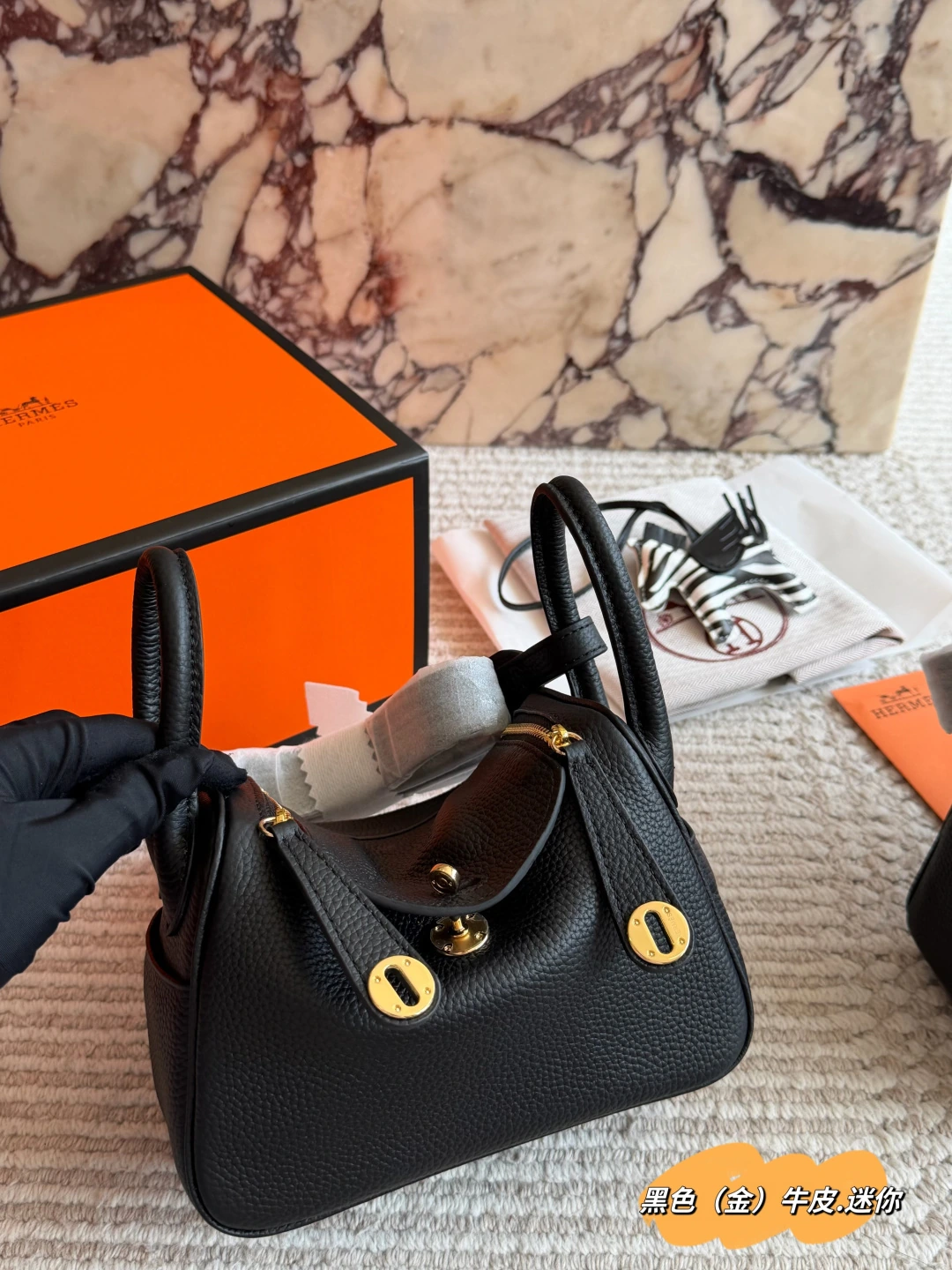 HERMÈS(エルメス) Lindy 斜め掛け アイテム。 素材:カーフスキン。 サイズ:19×13cm。 フルパッケージ