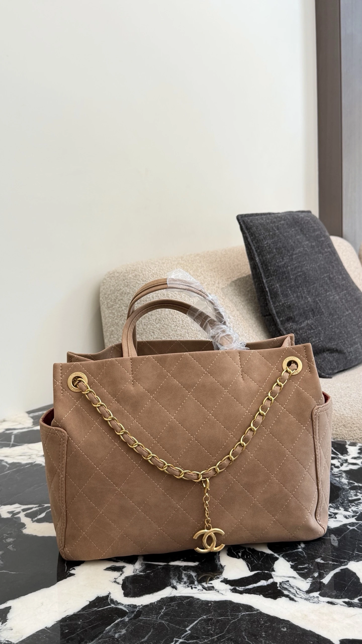 CHANEL(シャネル) 秋冬 Shopping チェック・ポケット・ソフトな風合い・キルティング・撥水・肩掛け コート。 素材:スエード