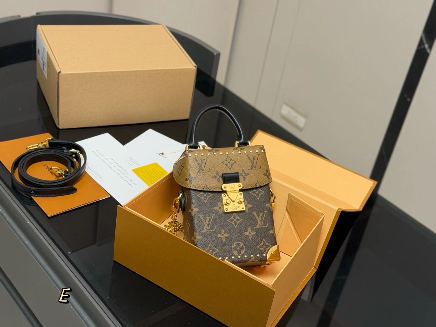 Louis Vuitton(ルイ・ヴィトン / LV) 新作 Camera Box