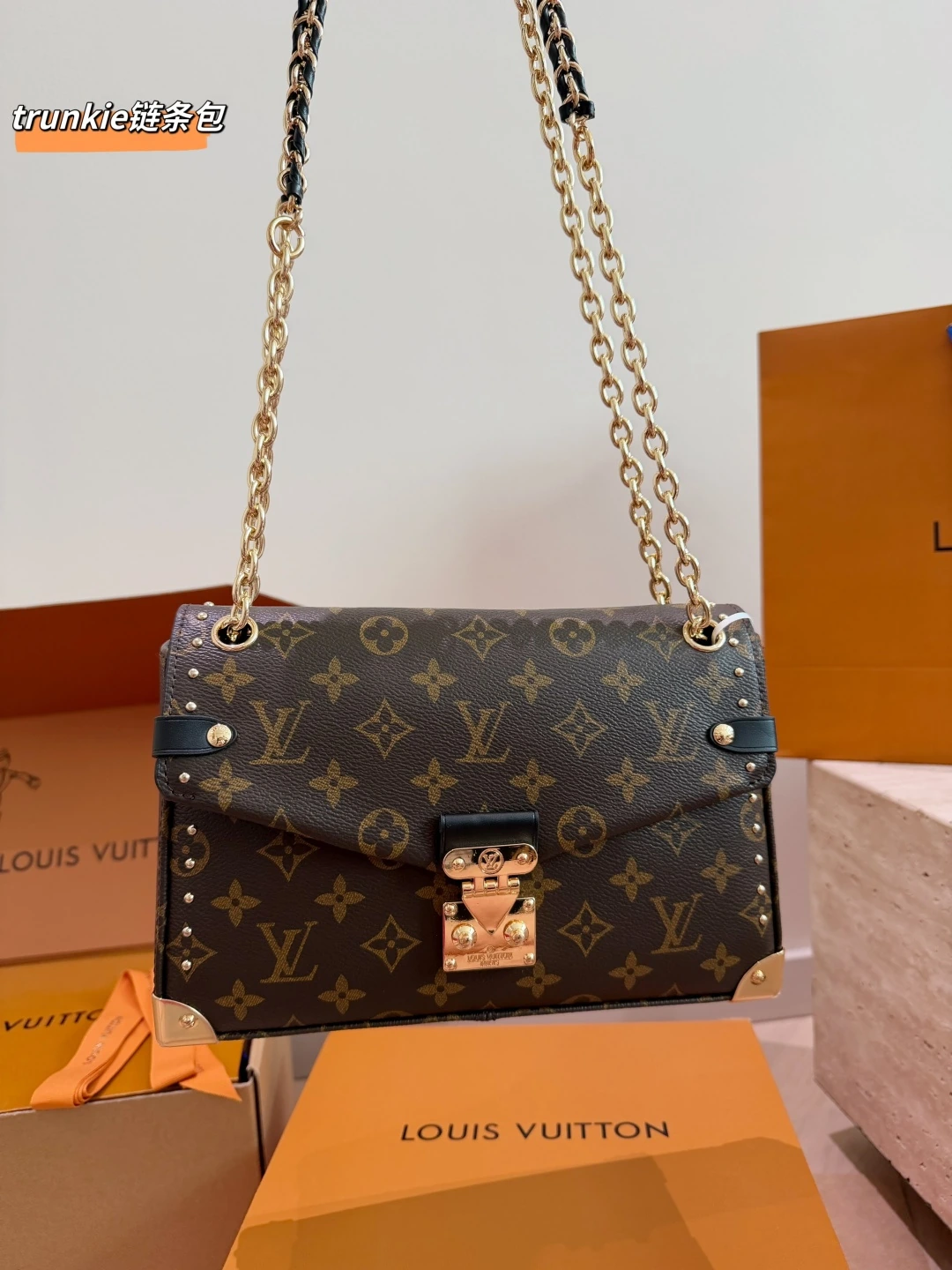 Louis Vuitton(ルイ・ヴィトン / LV) Monogram チェーン メッセンジャーバッグ