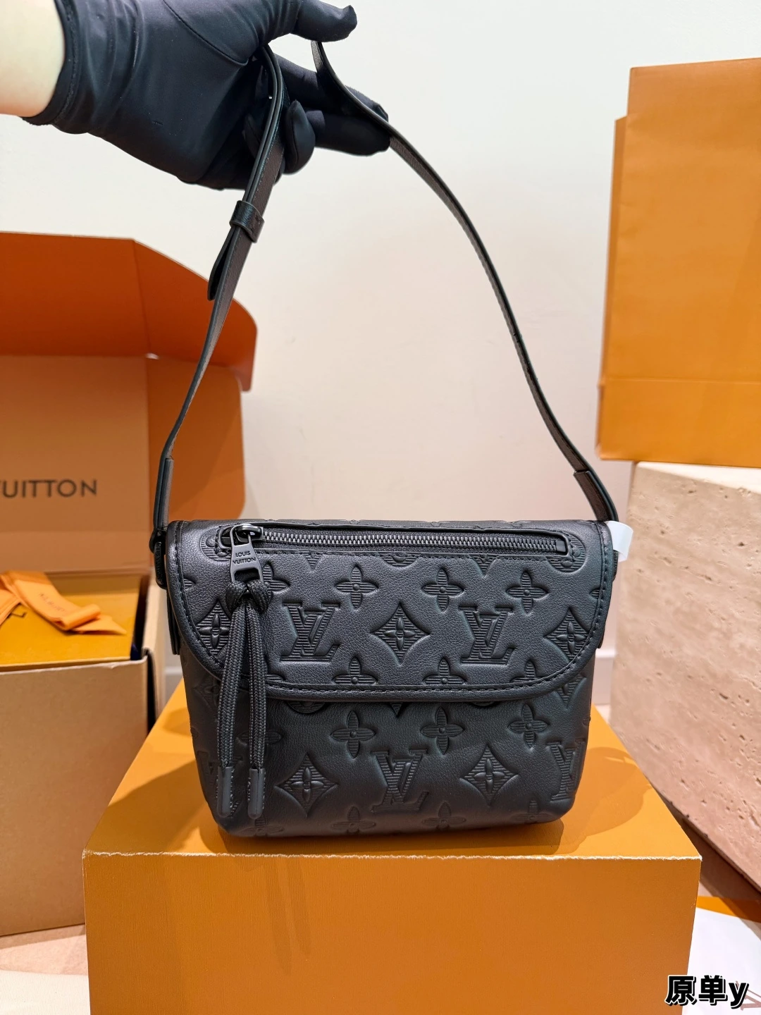 Louis Vuitton(ルイ・ヴィトン/LV) District メッセンジャーバッグ