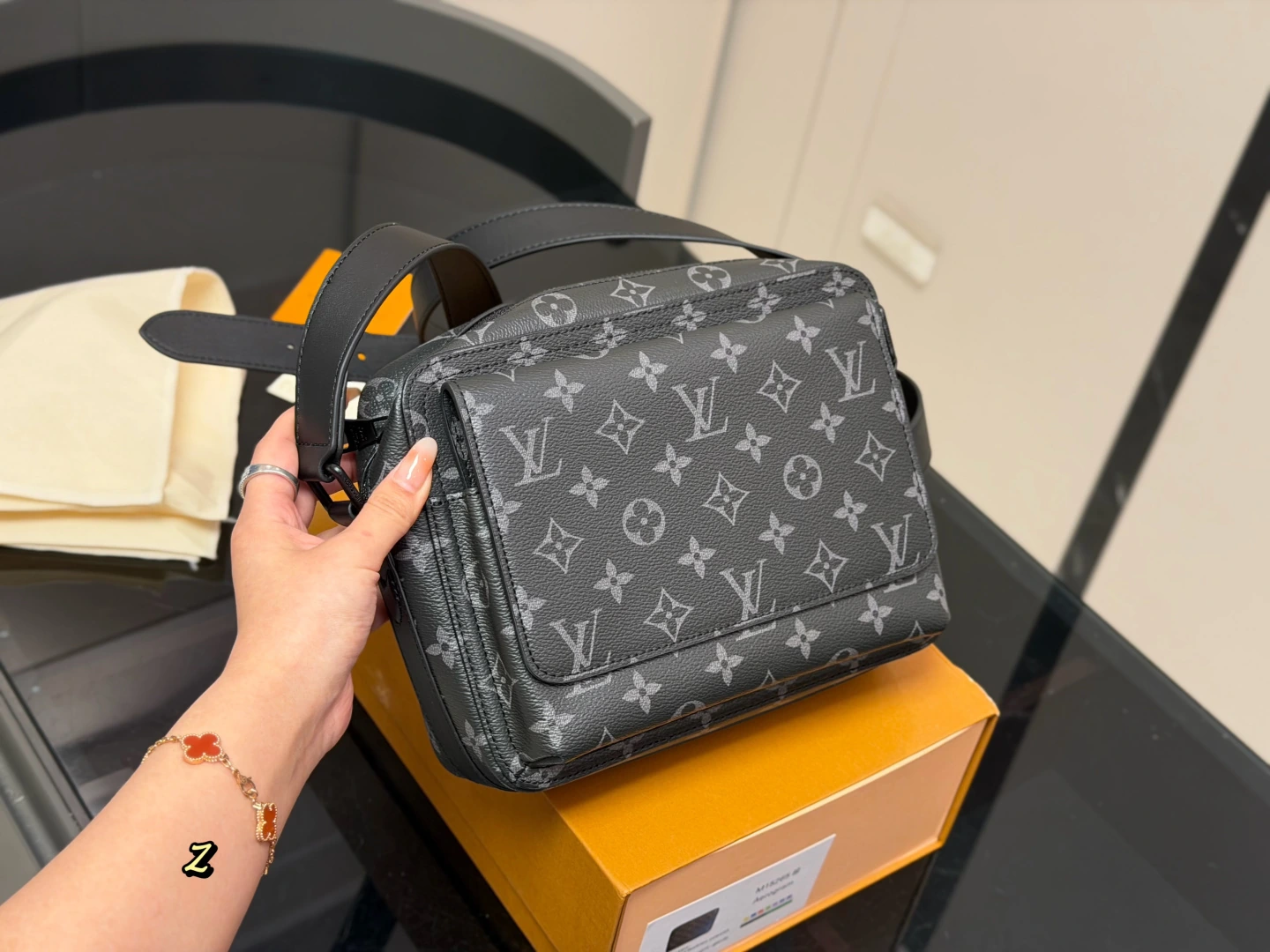 Louis Vuitton(ルイ・ヴィトン/LV) Slock メッセンジャーバッグ 新作