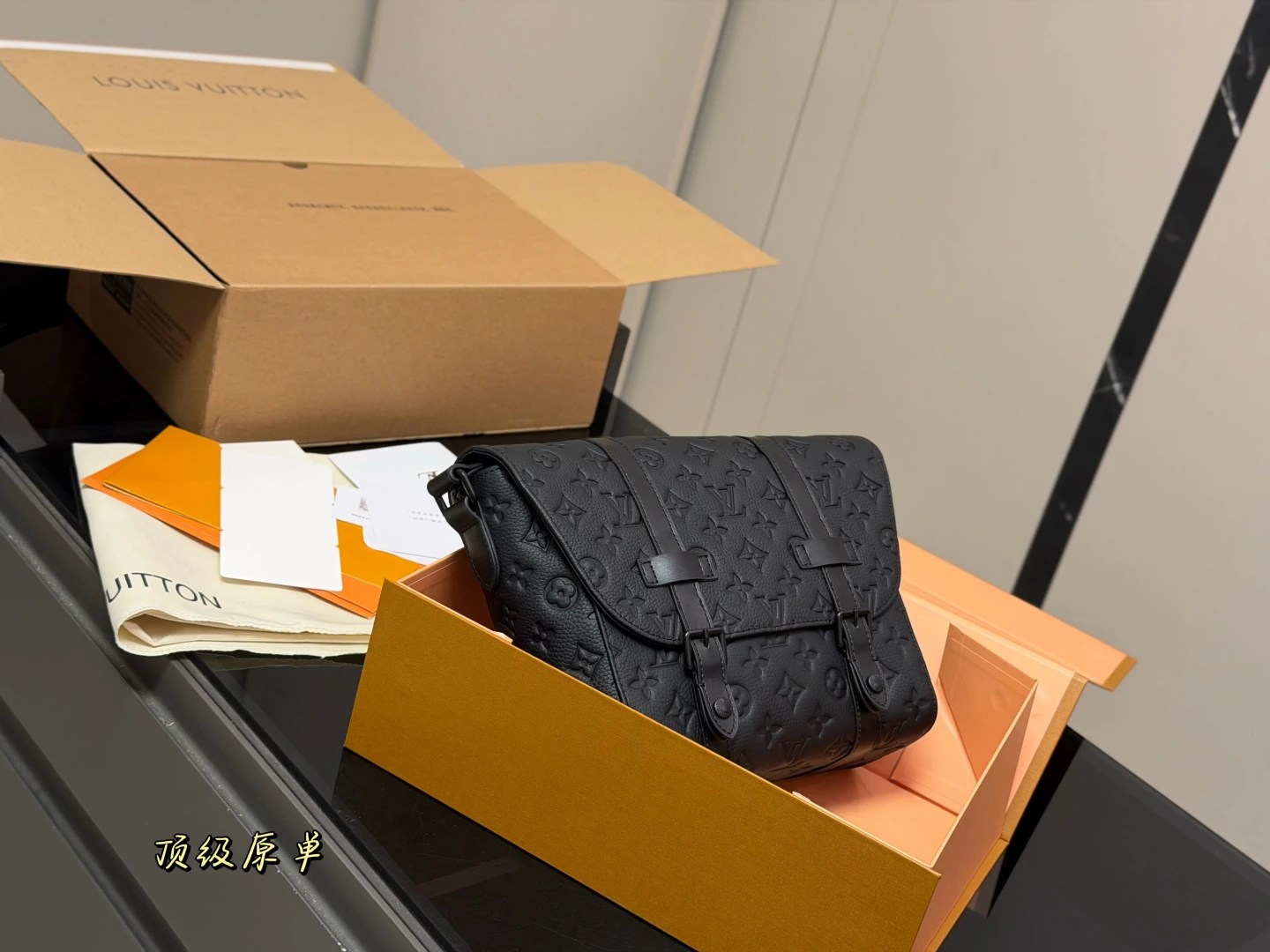 Louis Vuitton(ルイ・ヴィトン/LV) Voyager メッセンジャーバッグ