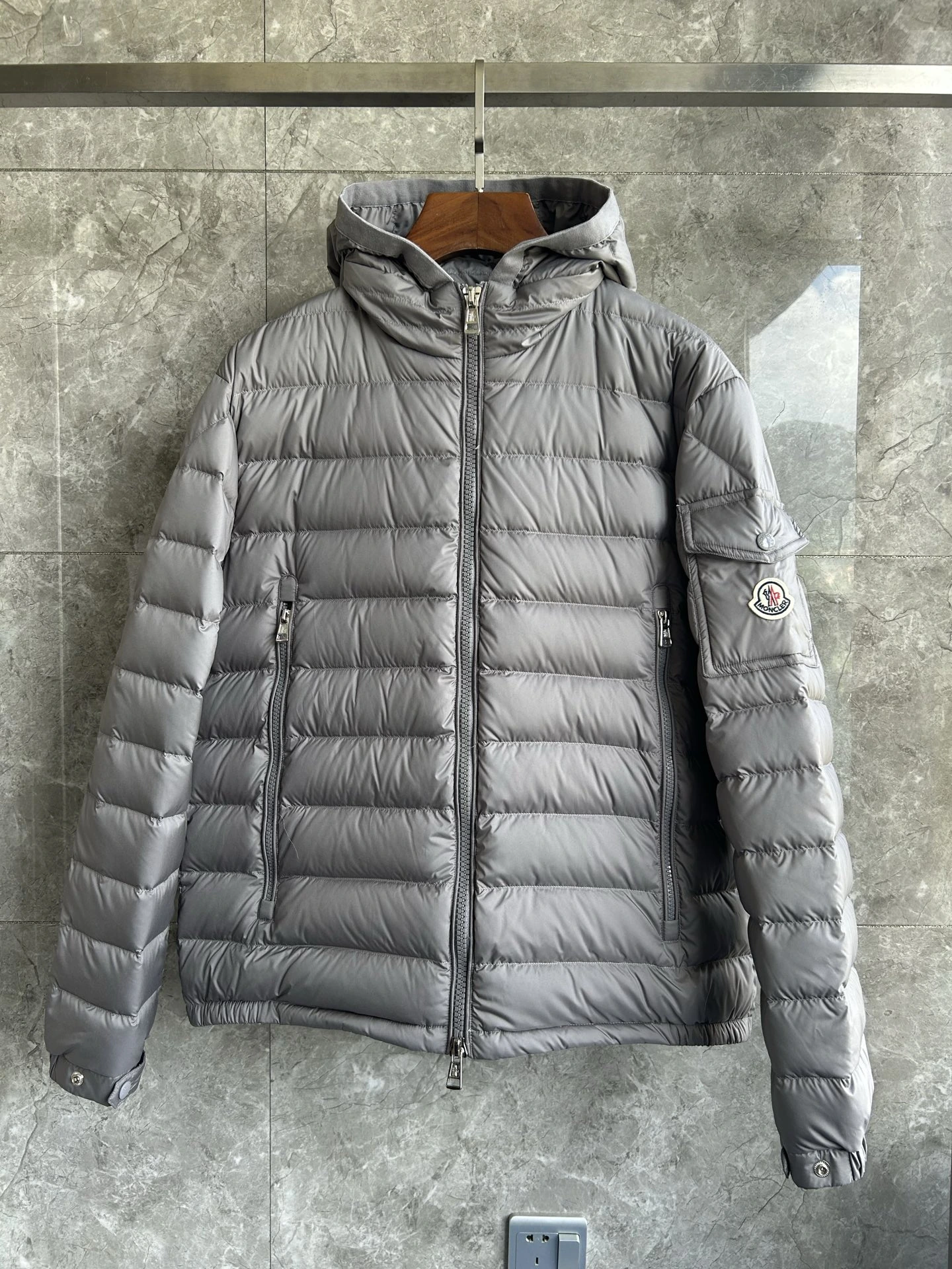 MONCLER(モンクレール) 秋冬 Galion FW26 Hooded メンズ クロップド丈・フード付き・ジップ・ポケット ダウンジャケット。 素材:ダウン・ダックダウン。 サイズ:1 / 2 / 3 / 4 / 5。 実物撮影
