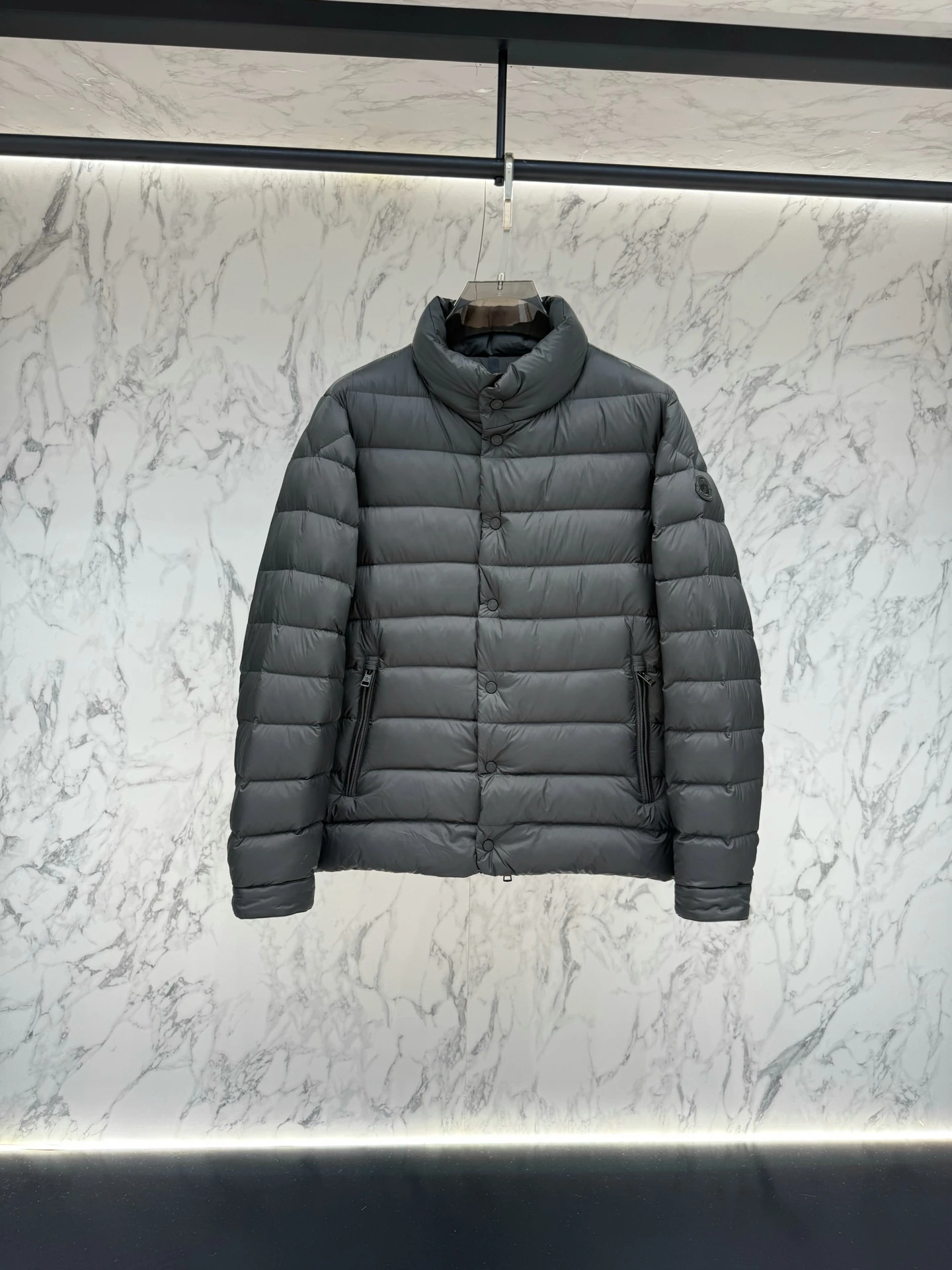 MONCLER(モンクレール) Moncler メンズ スリムフィット・合わせやすい ダウンジャケット。 素材:ダウン