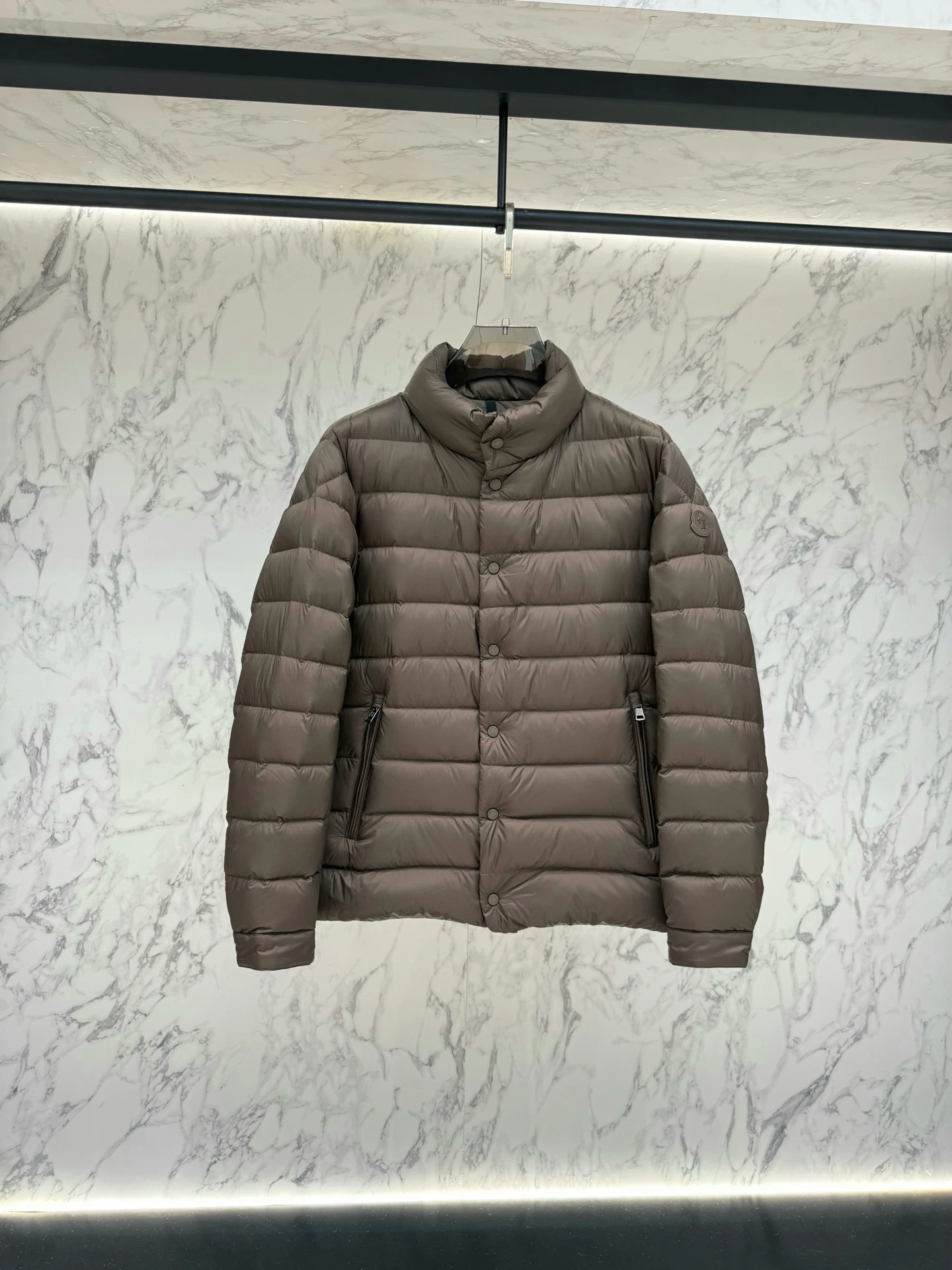 MONCLER（モンクレール） メンズ スリムフィット・合わせやすい ダウンジャケット。 素材：ダウン