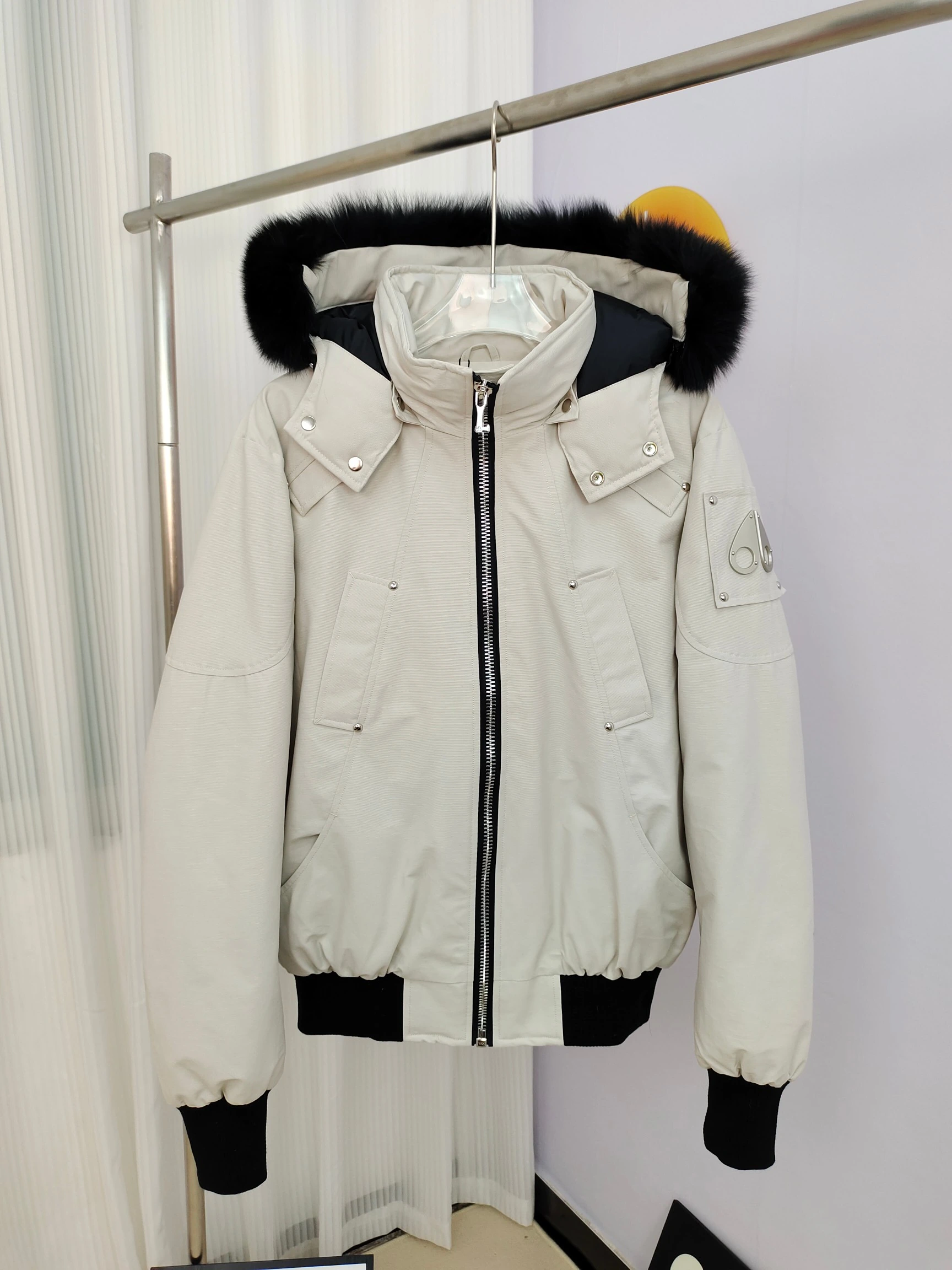 MONCLER(モンクレール) BALLISTIC メンズ ウォッシュ加工・クロップド丈・スリムフィット・フード付き・ジップ・保温性・撥水・ファートリム ダウンジャケット。 素材:ダウン・グースダウン。 サイズ:S-2XL