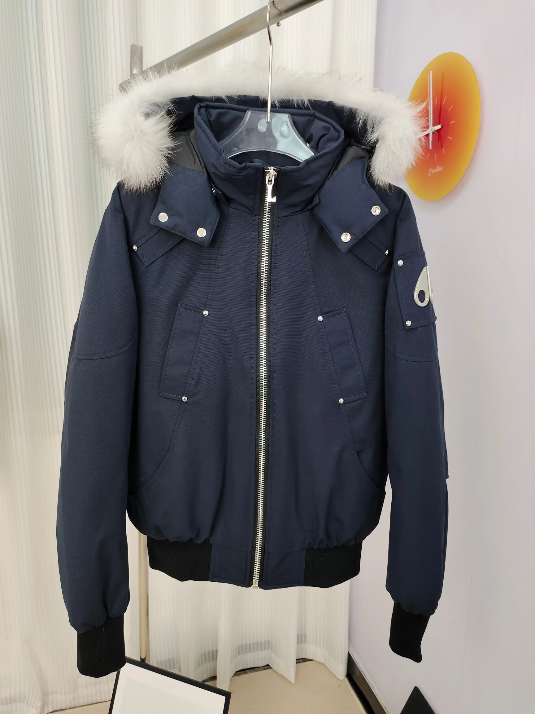 MONCLER(モンクレール) BALLISTIC メンズ ウォッシュ加工・クロップド丈・スリムフィット・フード付き・ジップ・保温性・撥水・ファートリム ダウンジャケット。 素材:ダウン・グースダウン。 サイズ:S-2XL