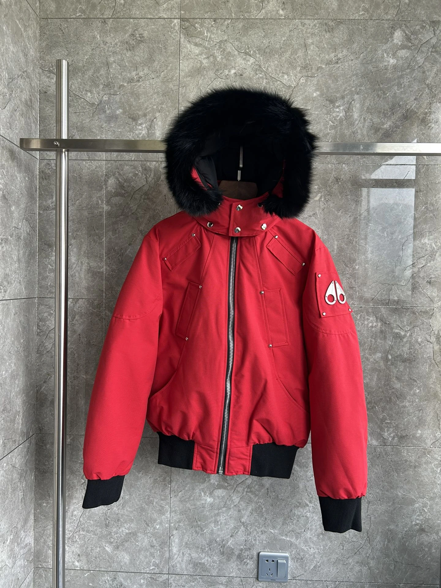 MONCLER(モンクレール) BALLISTIC メンズ ウォッシュ加工・クロップド丈・スリムフィット・フード付き・ジップ・保温性・撥水・ファートリム・NFC対応 ダウンジャケット。 素材:ダウン・グースダウン。 サイズ:S-2XL