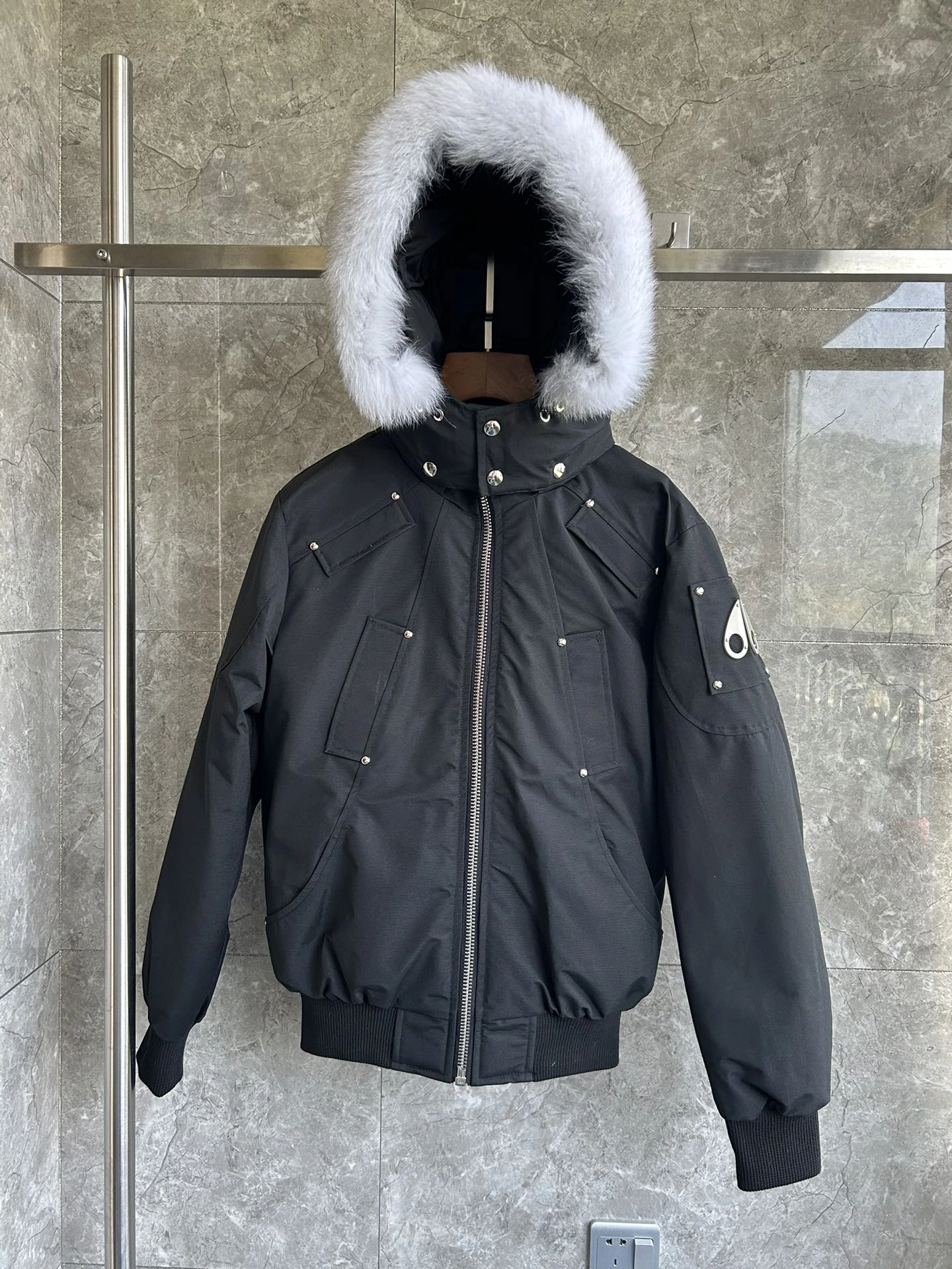 MONCLER(モンクレール) BALLISTIC メンズ ウォッシュ加工・クロップド丈・スリムフィット・フード付き・ジップ・保温性・撥水・ファートリム・NFC対応 ダウンジャケット。 素材:ダウン・グースダウン。 サイズ:S-2XL