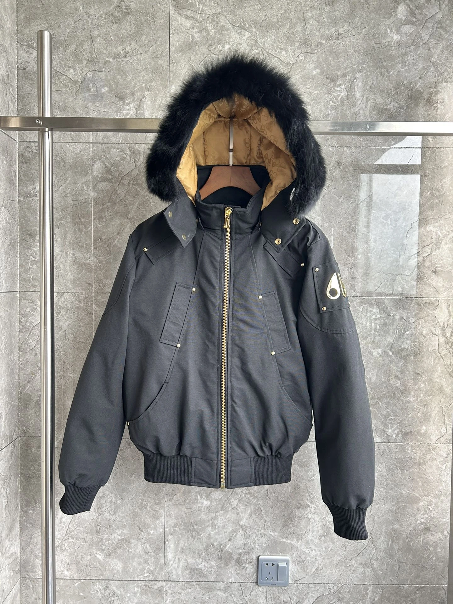 MONCLER(モンクレール) BALLISTIC メンズ ウォッシュ加工・クロップド丈・スリムフィット・フード付き・ジップ・保温性・撥水・ファートリム・NFC対応 ダウンジャケット。 素材:ダウン・グースダウン。 サイズ:S-2XL
