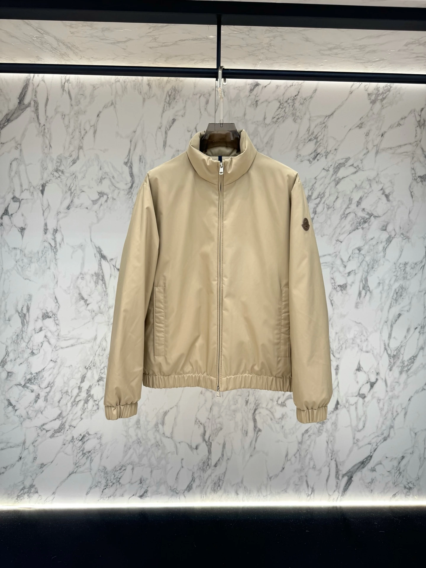 MONCLER(モンクレール) メンズ スリムフィット・合わせやすい ダウンジャケット。 素材:ダウン