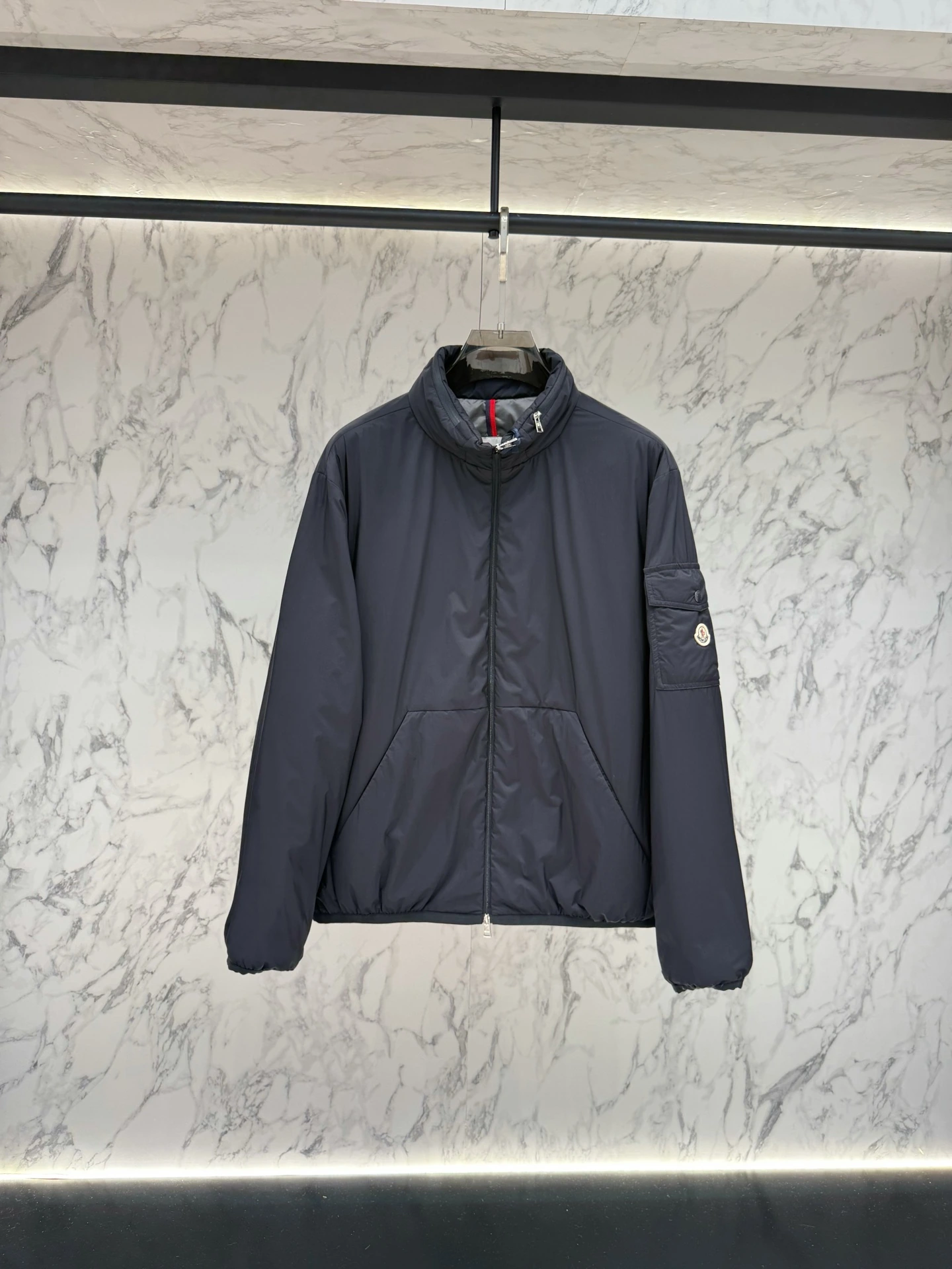 MONCLER(モンクレール) メンズ スリムフィット・合わせやすい ダウンジャケット。 素材:ダウン