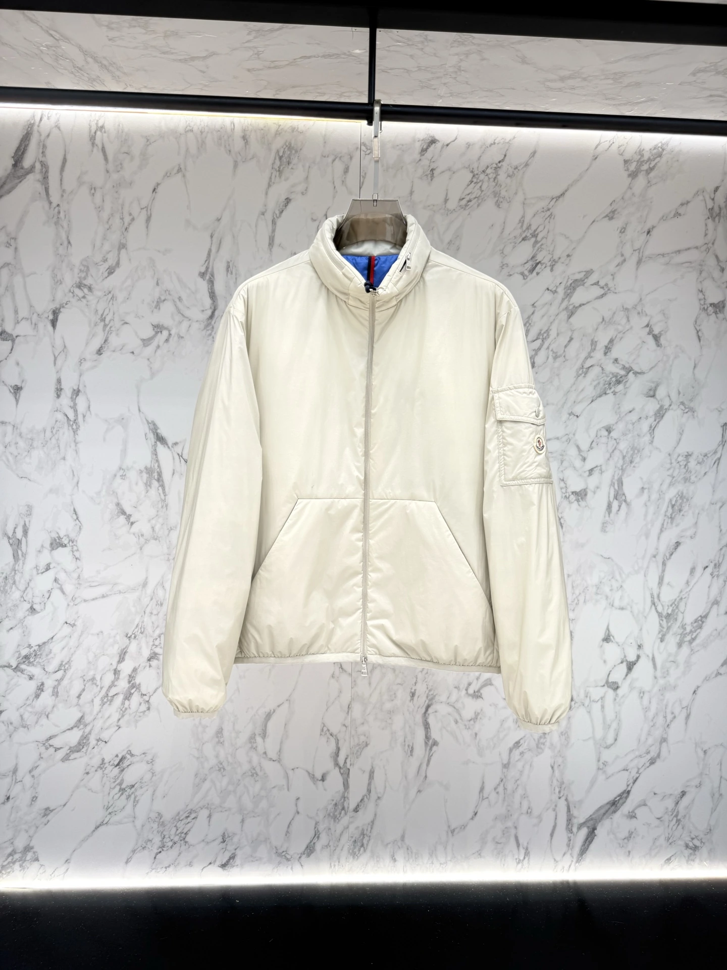 MONCLER(モンクレール) メンズ スリムフィット・合わせやすい ダウンジャケット。 素材:ダウン