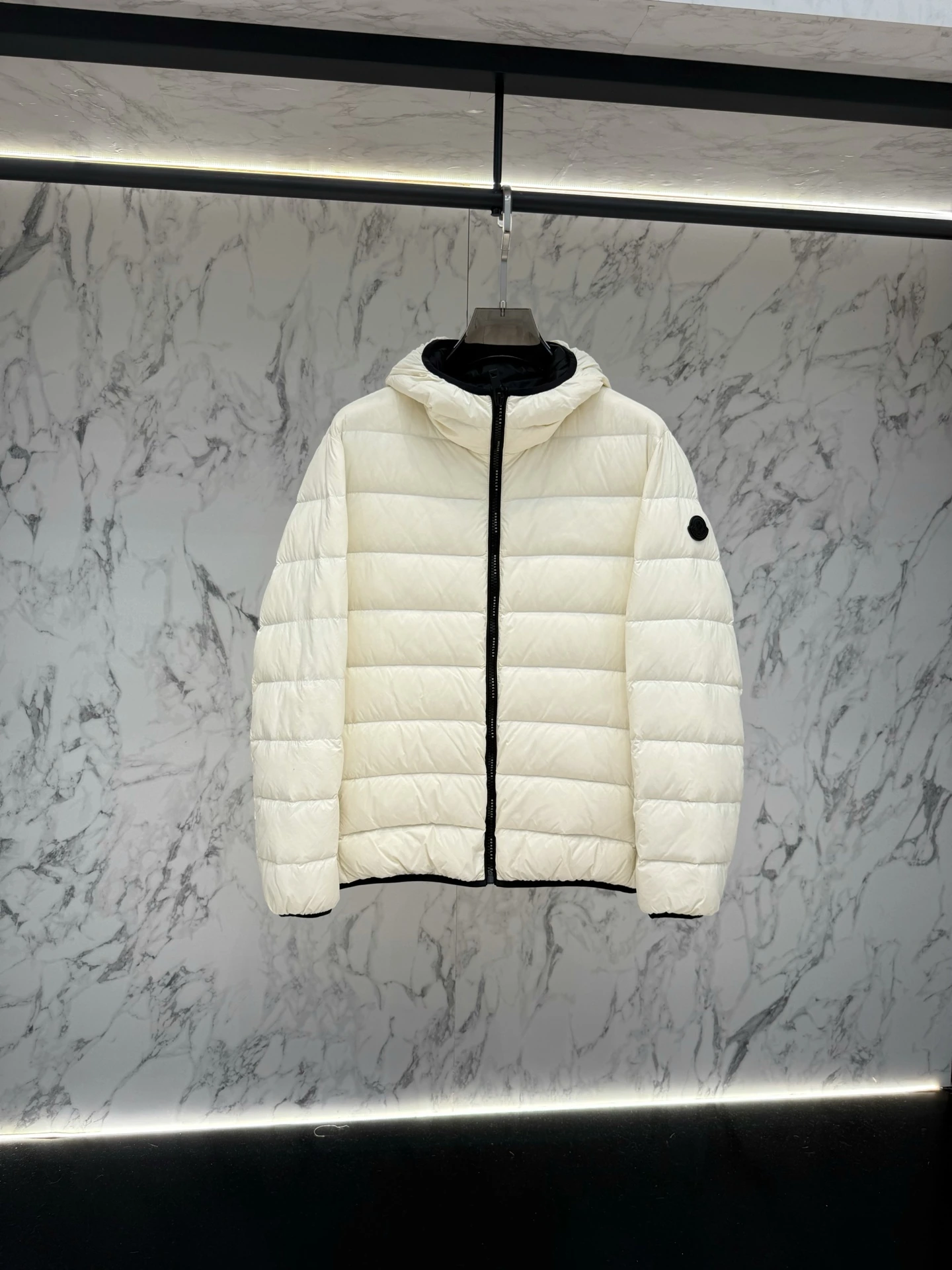 MONCLER(モンクレール) メンズ スリムフィット・合わせやすい ダウンジャケット。 素材:ダウン