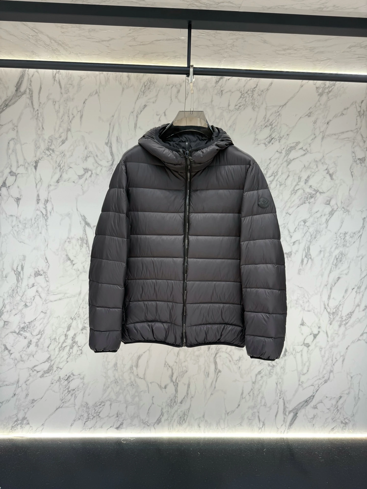 MONCLER(モンクレール) メンズ スリムフィット・合わせやすい ダウンジャケット。 素材:ダウン