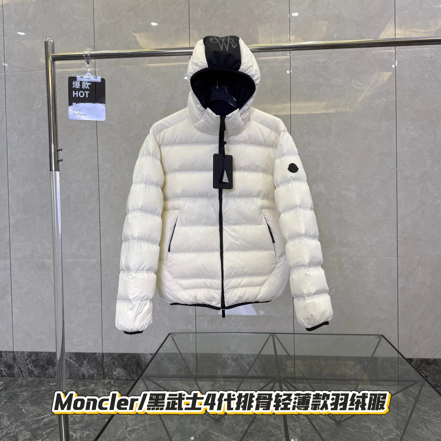 MONCLER(モンクレール) 2026秋冬 Gardy クロップド丈・フード付き・ジップ・合わせやすい・ソフトな風合い・保温性・メタルパーツ ダウンジャケット ユニセックス。 素材:ホワイトダックダウン90%・ナイロン・ダウン・グースダウン・ダックダウン。 カラー:ブラック / ホワイト。 サイズ:1 / 5。 オリジナル仕様