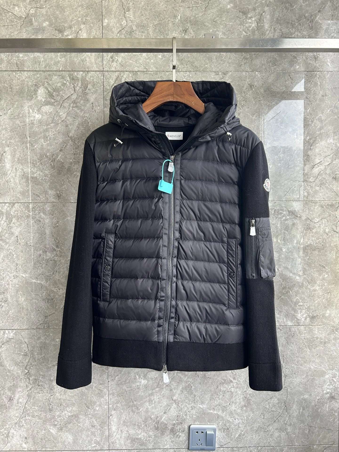 MONCLER(モンクレール) Corduroy Padded Zip-Up フード付き・ジップ・切替・ロゴディテール ダウンジャケット ユニセックス。 素材:ウール・ナイロン・ダウン・グースダウン。 サイズ:1 / 6