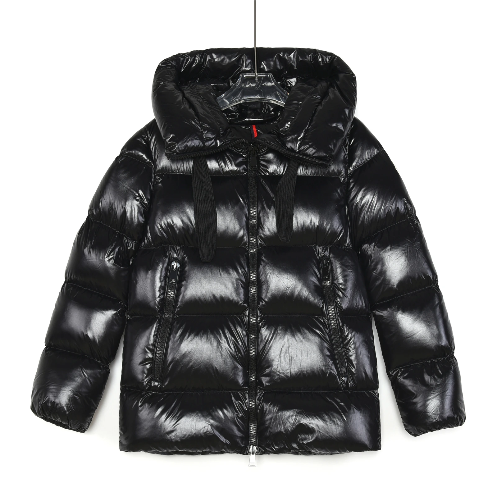 MONCLER(モンクレール) serine すっきり見え・保温性・防風・立体裁断・メタルパーツ・NFC対応 ダウンジャケット。 素材:ホワイトグースダウン95%・ナイロン・ダウン・グースダウン。 サイズ:00 / 0 / 1 / 2 / 3 / 4。 オリジナル仕様