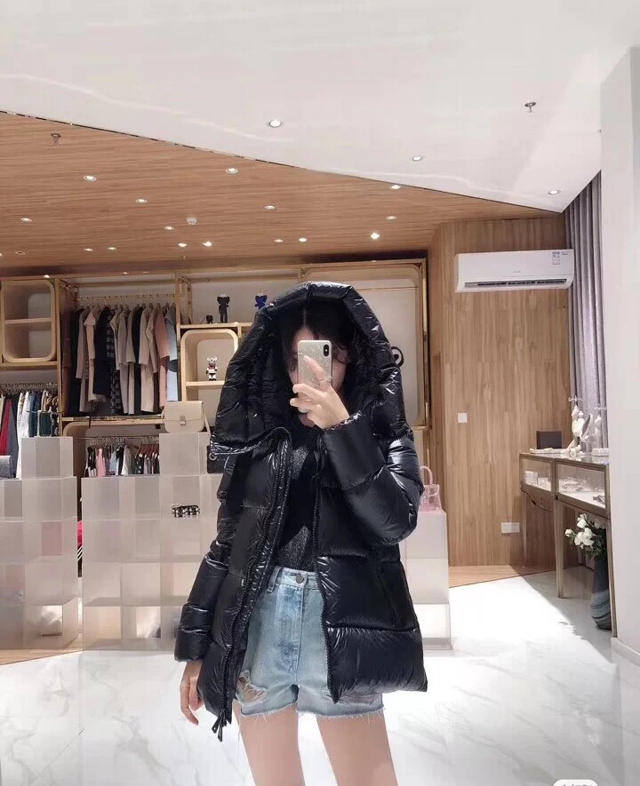 MONCLER(モンクレール) serine すっきり見え・保温性・防風・立体裁断・メタルパーツ・NFC対応 ダウンジャケット。 素材:ホワイトグースダウン95%・ナイロン・ダウン・グースダウン。 サイズ:00 / 0 / 1 / 2 / 3 / 4。 オリジナル仕様