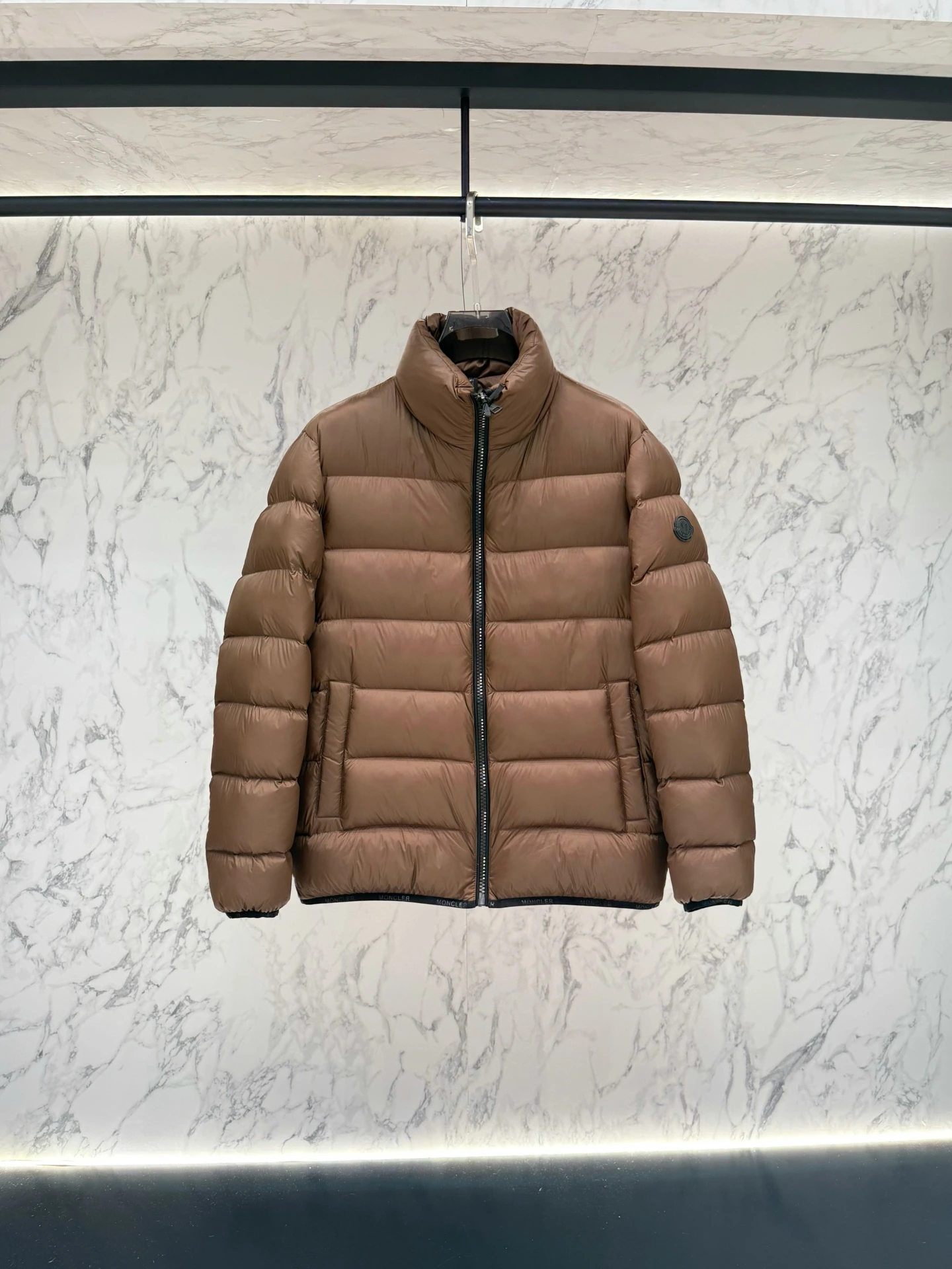 MONCLER(モンクレール) メンズ スリムフィット・合わせやすい ダウンジャケット。 素材:ダウン
