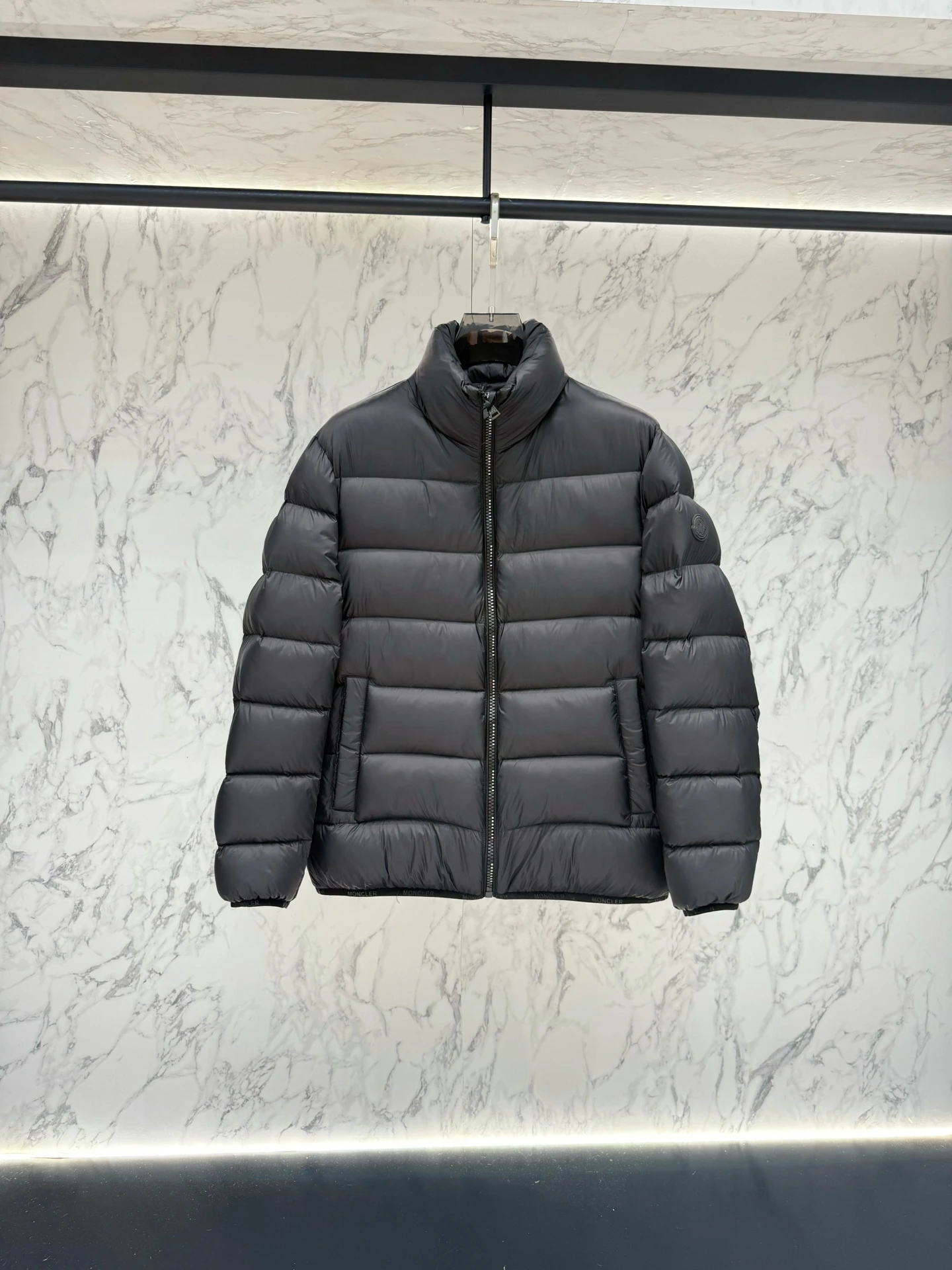 MONCLER(モンクレール) メンズ スリムフィット・合わせやすい ダウンジャケット。 素材:ダウン