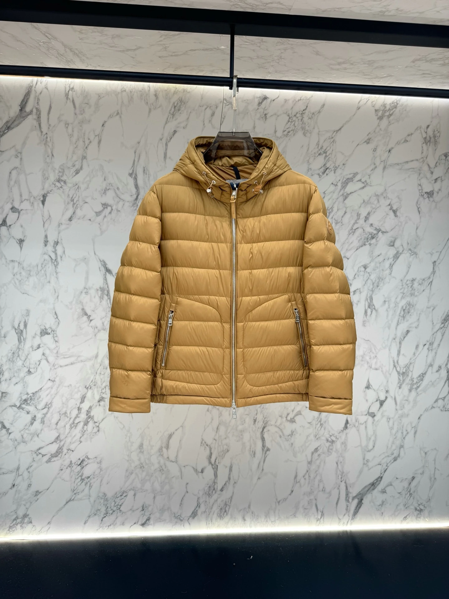 MONCLER(モンクレール) メンズ スリムフィット・合わせやすい ダウンジャケット。 素材:ダウン