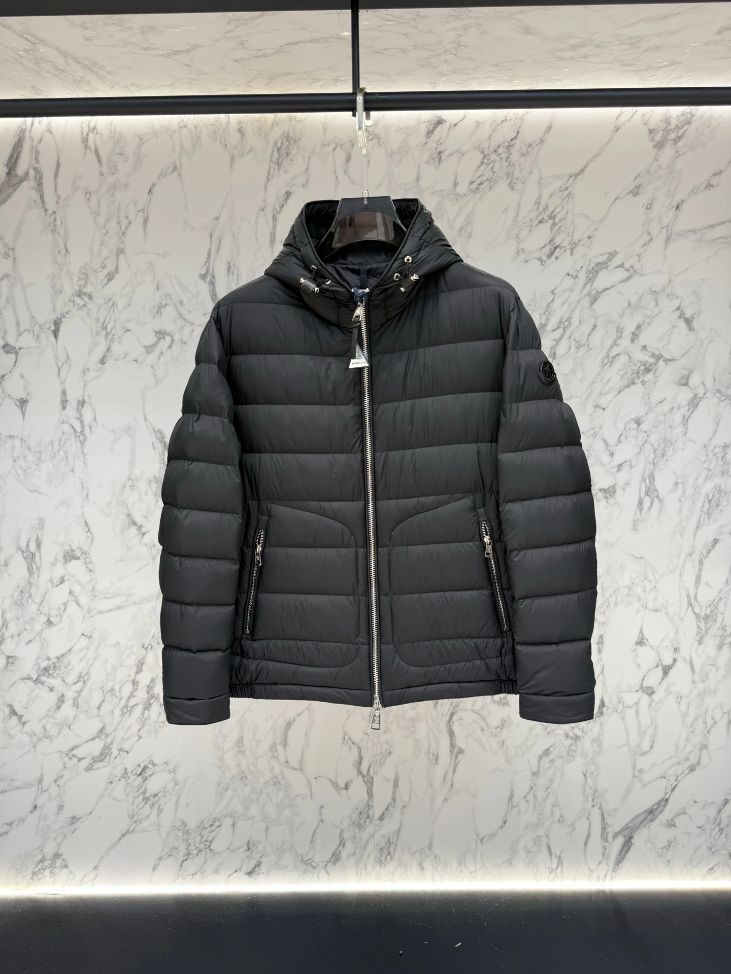 MONCLER(モンクレール) メンズ スリムフィット・合わせやすい ダウンジャケット。 素材:ダウン