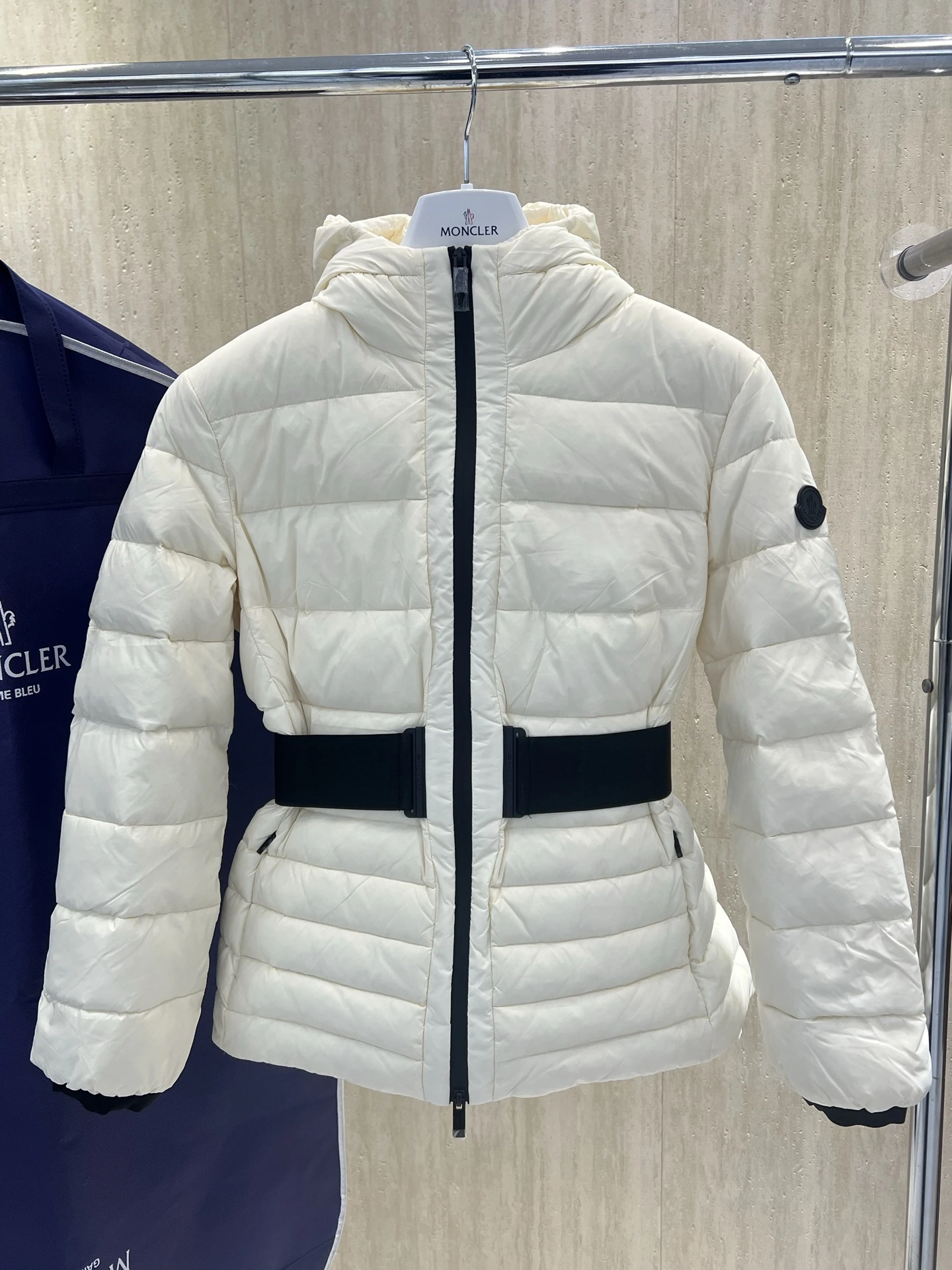 MONCLER(モンクレール) Magnolia レディース ウエストシェイプ・スリムフィット・フード付き・ジップ ダウンジャケット。 素材:ダウン・グースダウン。 カラー:ベージュ / ブラック