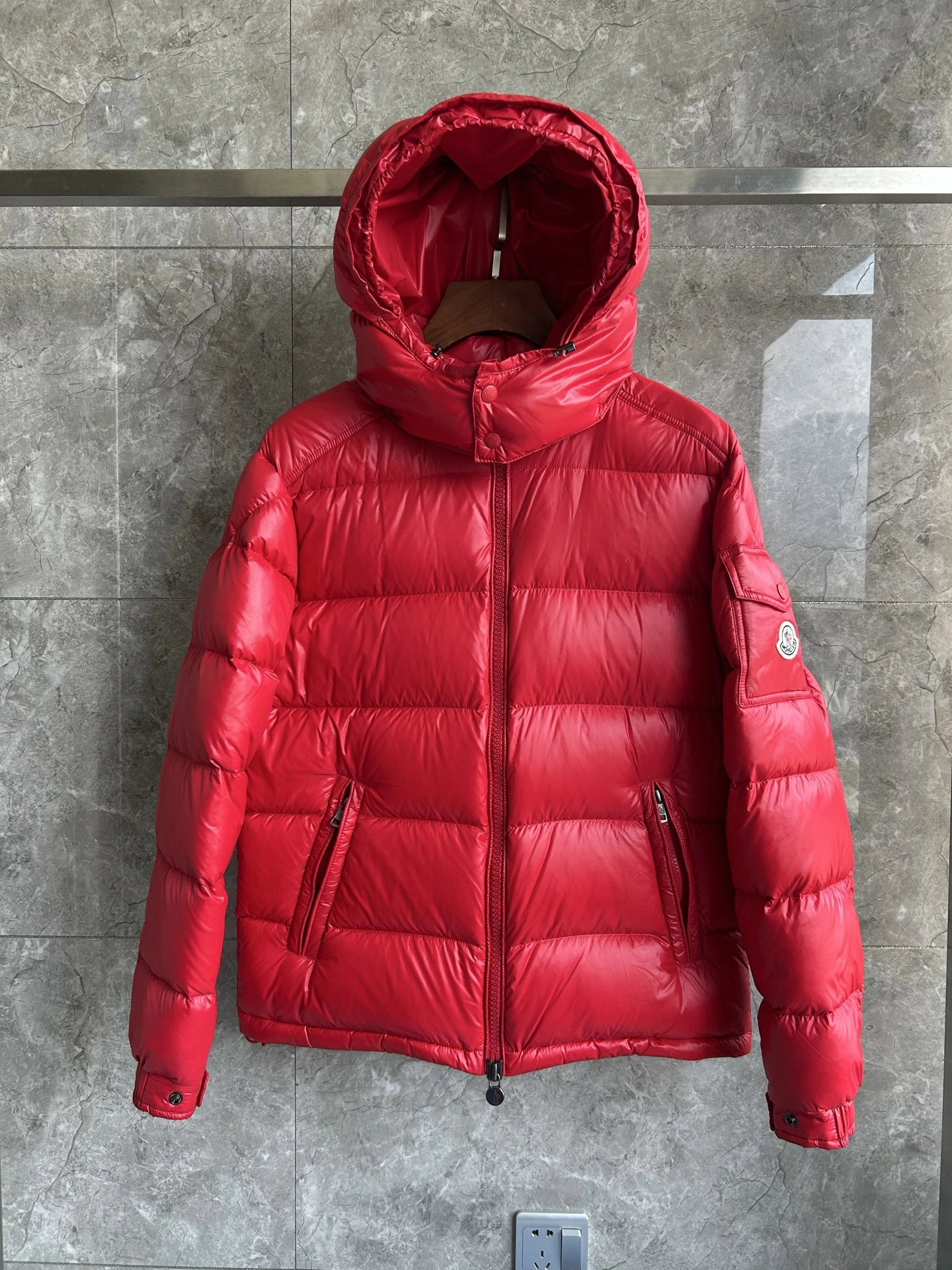MONCLER(モンクレール) MAYA クロップド丈・フード付き・ジップ・保温性・防風・シャイニーナイロン・撥水 ダウンジャケット ユニセックス。 素材:ダウン・グースダウン。 カラー:スカイブルー / ワインブラウン / ネイビー / シルバーグレー / ホワイト / グリーン / ピンク / ブラック / レッド。 サイズ:1-6