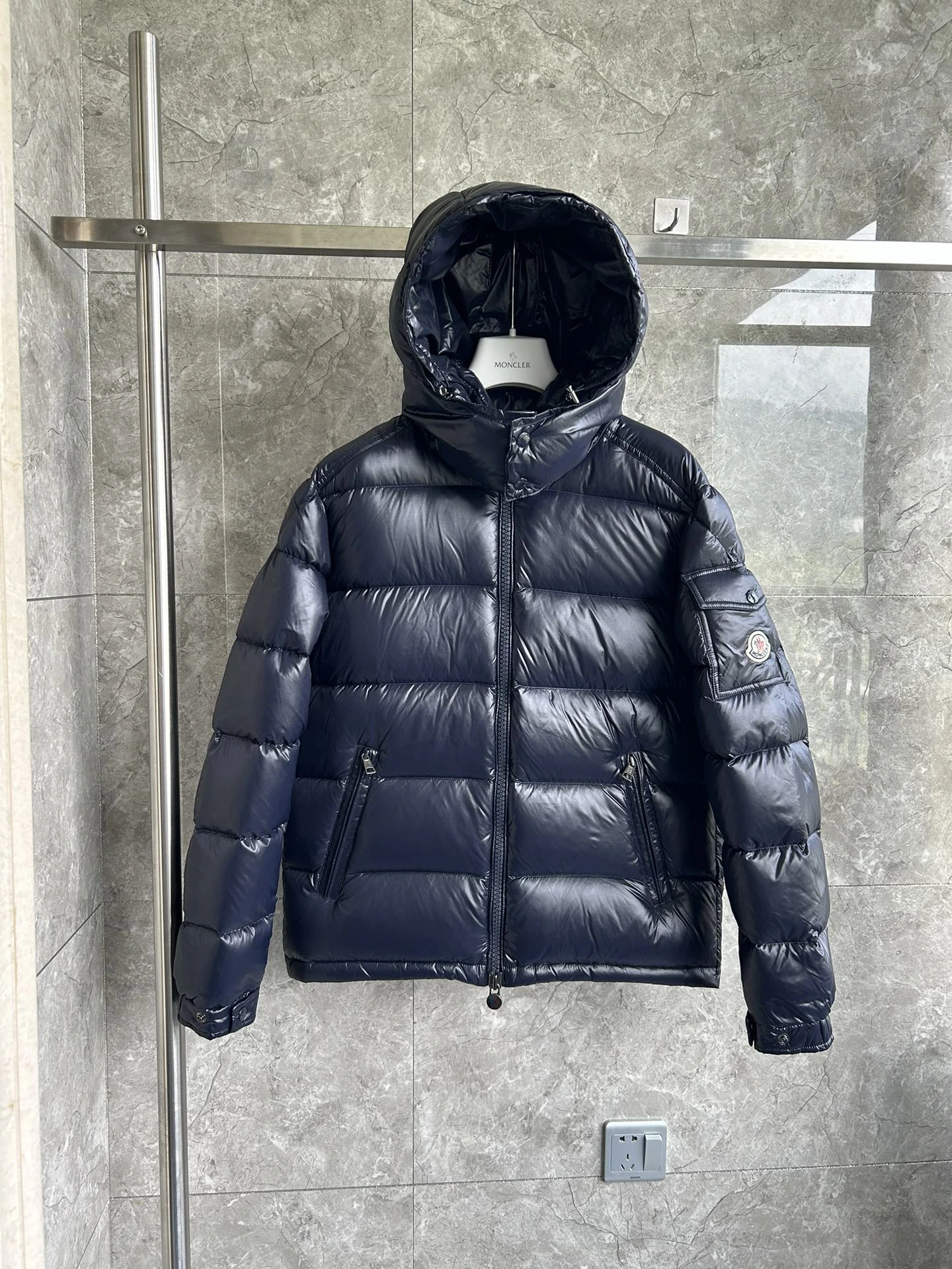 MONCLER(モンクレール) MAYA クロップド丈・フード付き・ジップ・保温性・防風・シャイニーナイロン・撥水 ダウンジャケット ユニセックス。 素材:ダウン・グースダウン。 カラー:スカイブルー / ワインブラウン / ネイビー / シルバーグレー / ホワイト / グリーン / ピンク / ブラック / レッド。 サイズ:1-6