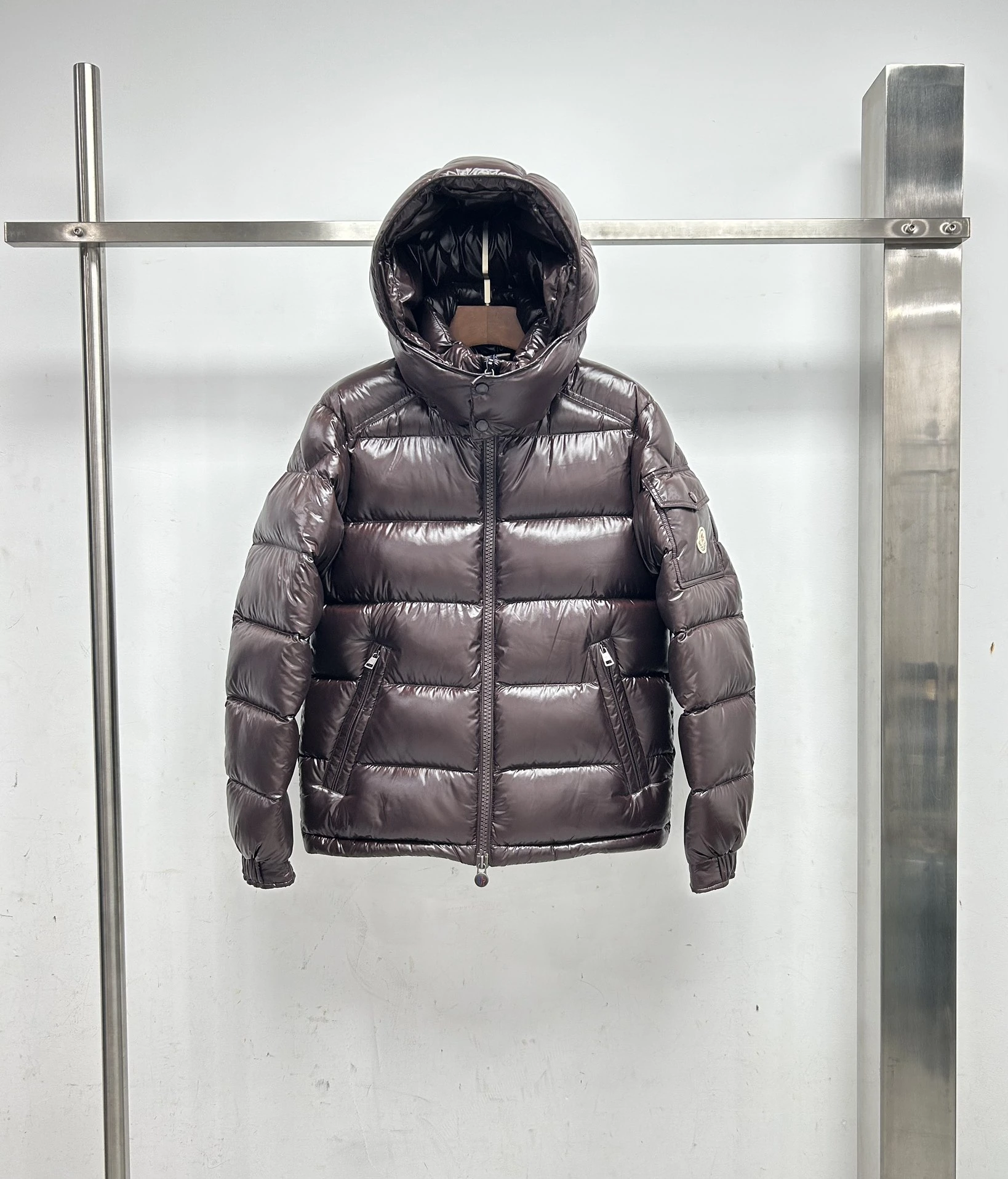 MONCLER(モンクレール) MAYA クロップド丈・フード付き・ジップ・保温性・防風・シャイニーナイロン・撥水 ダウンジャケット ユニセックス。 素材:ダウン・グースダウン。 カラー:スカイブルー / ワインブラウン / ネイビー / シルバーグレー / ホワイト / グリーン / ピンク / ブラック / レッド。 サイズ:1-6