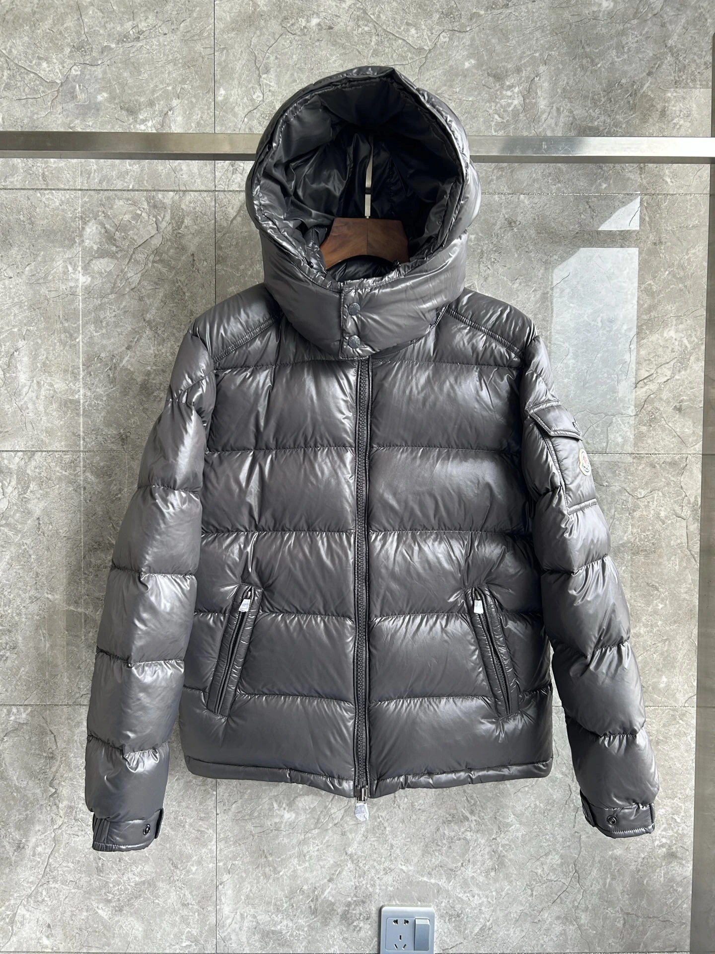MONCLER(モンクレール) MAYA クロップド丈・フード付き・ジップ・保温性・防風・シャイニーナイロン・撥水 ダウンジャケット ユニセックス。 素材:ダウン・グースダウン。 カラー:スカイブルー / ワインブラウン / ネイビー / シルバーグレー / ホワイト / グリーン / ピンク / ブラック / レッド。 サイズ:1-6