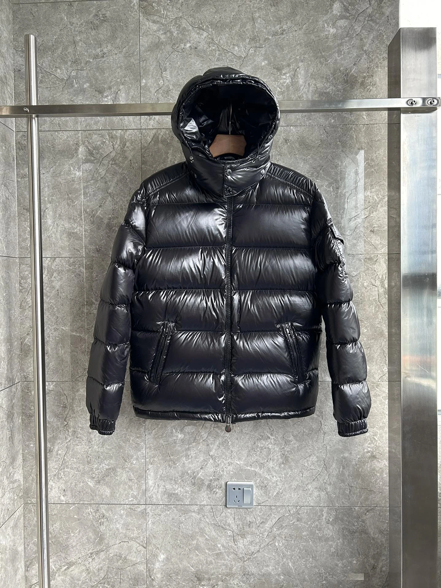 MONCLER(モンクレール) MAYA クロップド丈・フード付き・ジップ・保温性・防風・シャイニーナイロン・撥水 ダウンジャケット ユニセックス。 素材:ダウン・グースダウン。 カラー:スカイブルー / ワインブラウン / ネイビー / シルバーグレー / ホワイト / グリーン / ピンク / ブラック / レッド。 サイズ:1-6