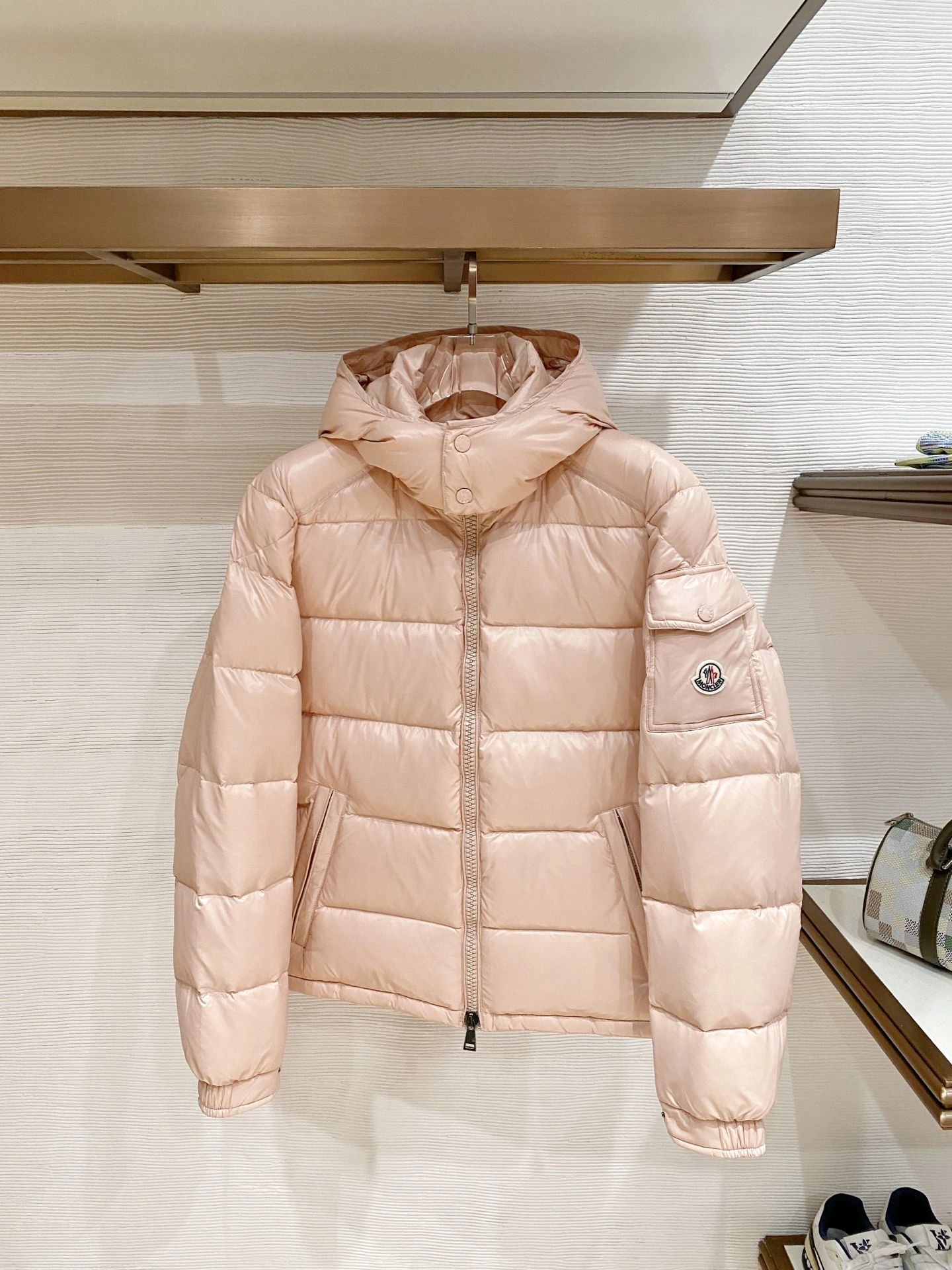 MONCLER(モンクレール) MAYA クロップド丈・フード付き・ジップ・保温性・防風・シャイニーナイロン・撥水 ダウンジャケット ユニセックス。 素材:ダウン・グースダウン。 カラー:スカイブルー / ワインブラウン / ネイビー / シルバーグレー / ホワイト / グリーン / ピンク / ブラック / レッド。 サイズ:1-6
