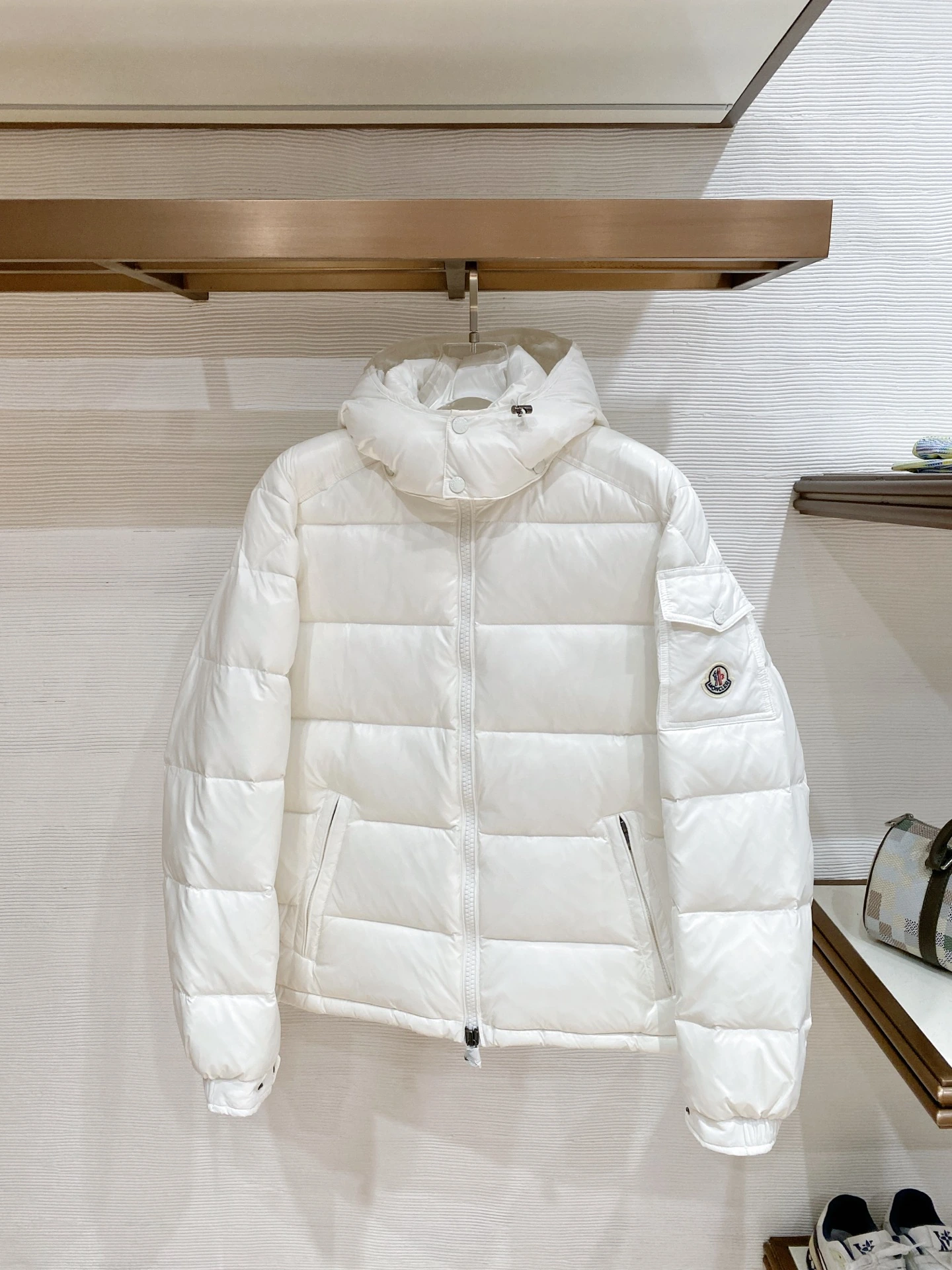 MONCLER(モンクレール) MAYA クロップド丈・フード付き・ジップ・保温性・防風・シャイニーナイロン・撥水 ダウンジャケット ユニセックス。 素材:ダウン・グースダウン。 カラー:スカイブルー / ワインブラウン / ネイビー / シルバーグレー / ホワイト / グリーン / ピンク / ブラック / レッド。 サイズ:1-6