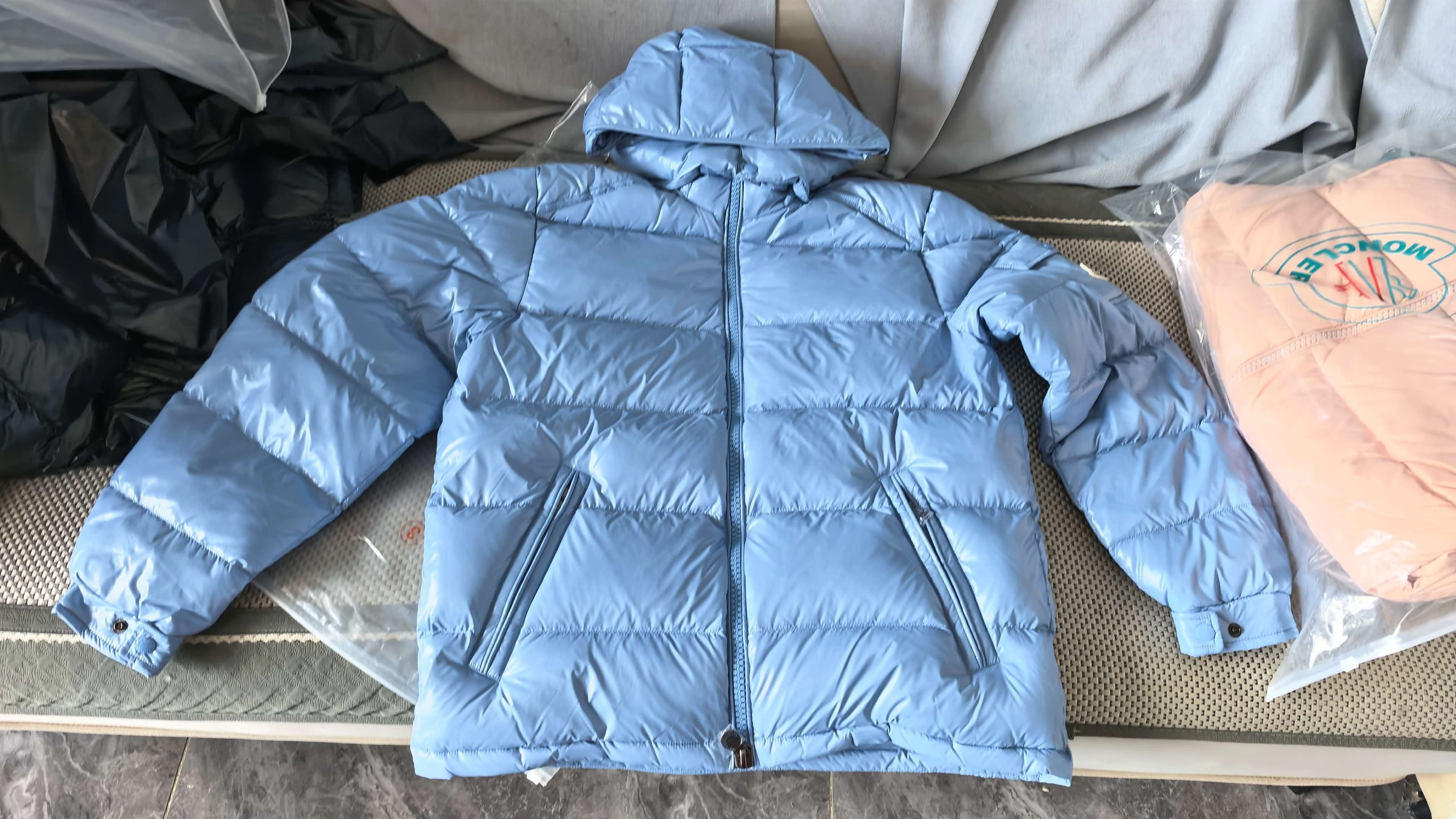 MONCLER(モンクレール) MAYA クロップド丈・フード付き・ジップ・保温性・防風・シャイニーナイロン・撥水 ダウンジャケット ユニセックス。 素材:ダウン・グースダウン。 カラー:スカイブルー / ワインブラウン / ネイビー / シルバーグレー / ホワイト / グリーン / ピンク / ブラック / レッド。 サイズ:1-6