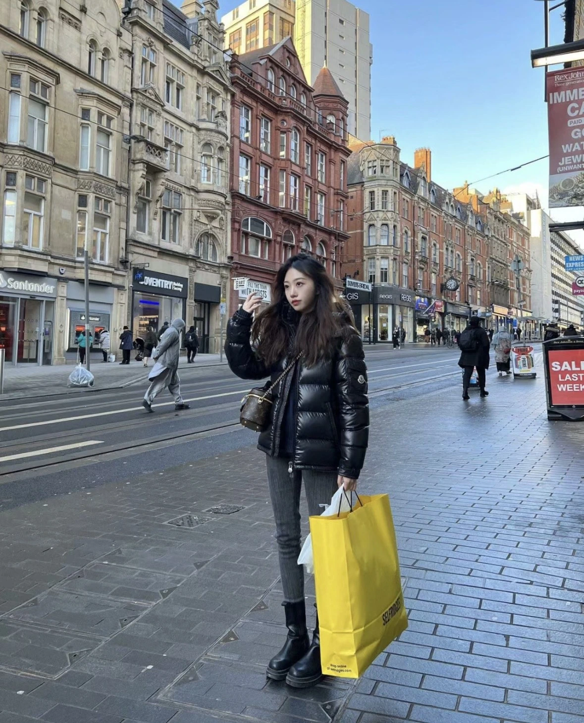 MONCLER(モンクレール) Maire レディース スリムフィット ダウンジャケット。 素材:ダウン。 カラー:ブラック / ピンク / ホワイト