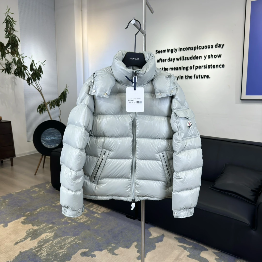 MONCLER（モンクレール） Maya ダウンジャケット。 素材：ダウン・グースダウン。 カラー：ブラウン / ブラック / グレー / グリーン