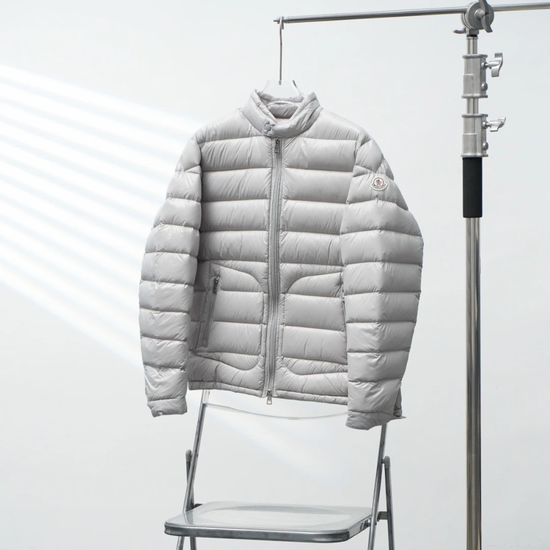 MONCLER(モンクレール) Acorus Moncer メンズ ヴィンテージ加工・スタンドカラー・ジップ・ポケット・保温性・軽量・メタルパーツ ダウンジャケット。 素材:ナイロン100%・ナイロン。 カラー:ダークブルー / オフホワイト / ブラック。 オリジナル仕様