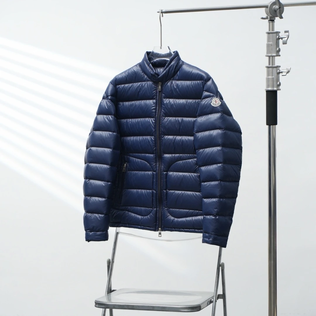 MONCLER(モンクレール) Acorus Moncer メンズ ヴィンテージ加工・スタンドカラー・ジップ・ポケット・保温性・軽量・メタルパーツ ダウンジャケット。 素材:ナイロン100%・ナイロン。 カラー:ダークブルー / オフホワイト / ブラック。 オリジナル仕様