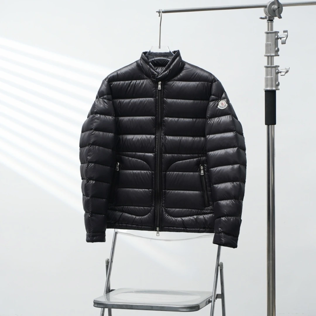 MONCLER(モンクレール) Acorus Moncer メンズ ヴィンテージ加工・スタンドカラー・ジップ・ポケット・保温性・軽量・メタルパーツ ダウンジャケット。 素材:ナイロン100%・ナイロン。 カラー:ダークブルー / オフホワイト / ブラック。 オリジナル仕様