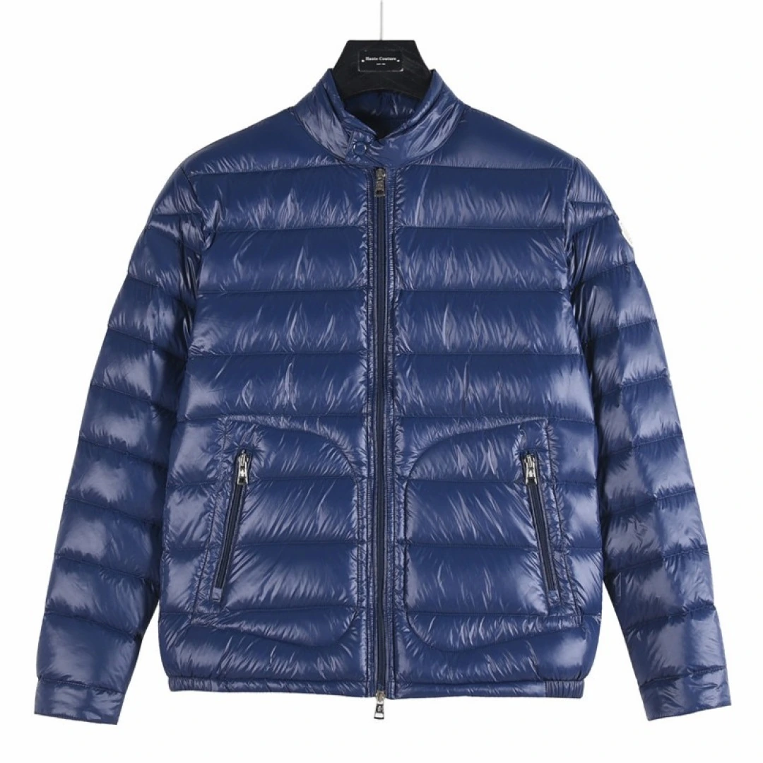 MONCLER(モンクレール) Acorus Moncer メンズ ヴィンテージ加工・スタンドカラー・ジップ・ポケット・保温性・軽量・メタルパーツ ダウンジャケット。 素材:ナイロン100%・ナイロン。 カラー:ダークブルー / オフホワイト / ブラック。 オリジナル仕様